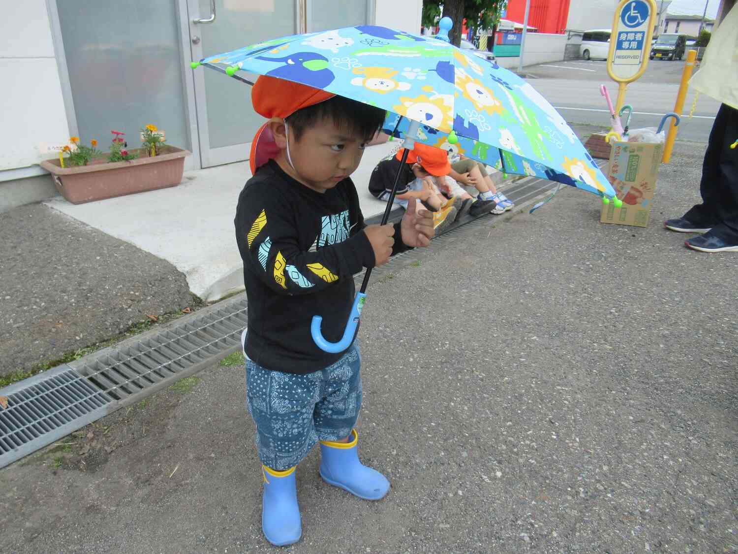 「しーっ」…。集中して雨の音を聞いているよ
