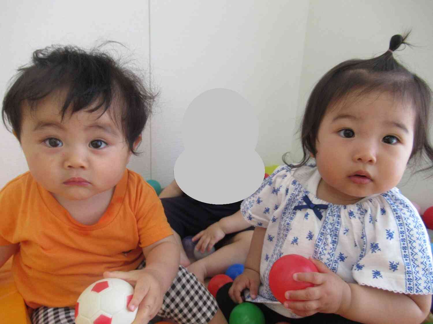 お友達、先生と一緒で嬉しいな（ひよこ組）