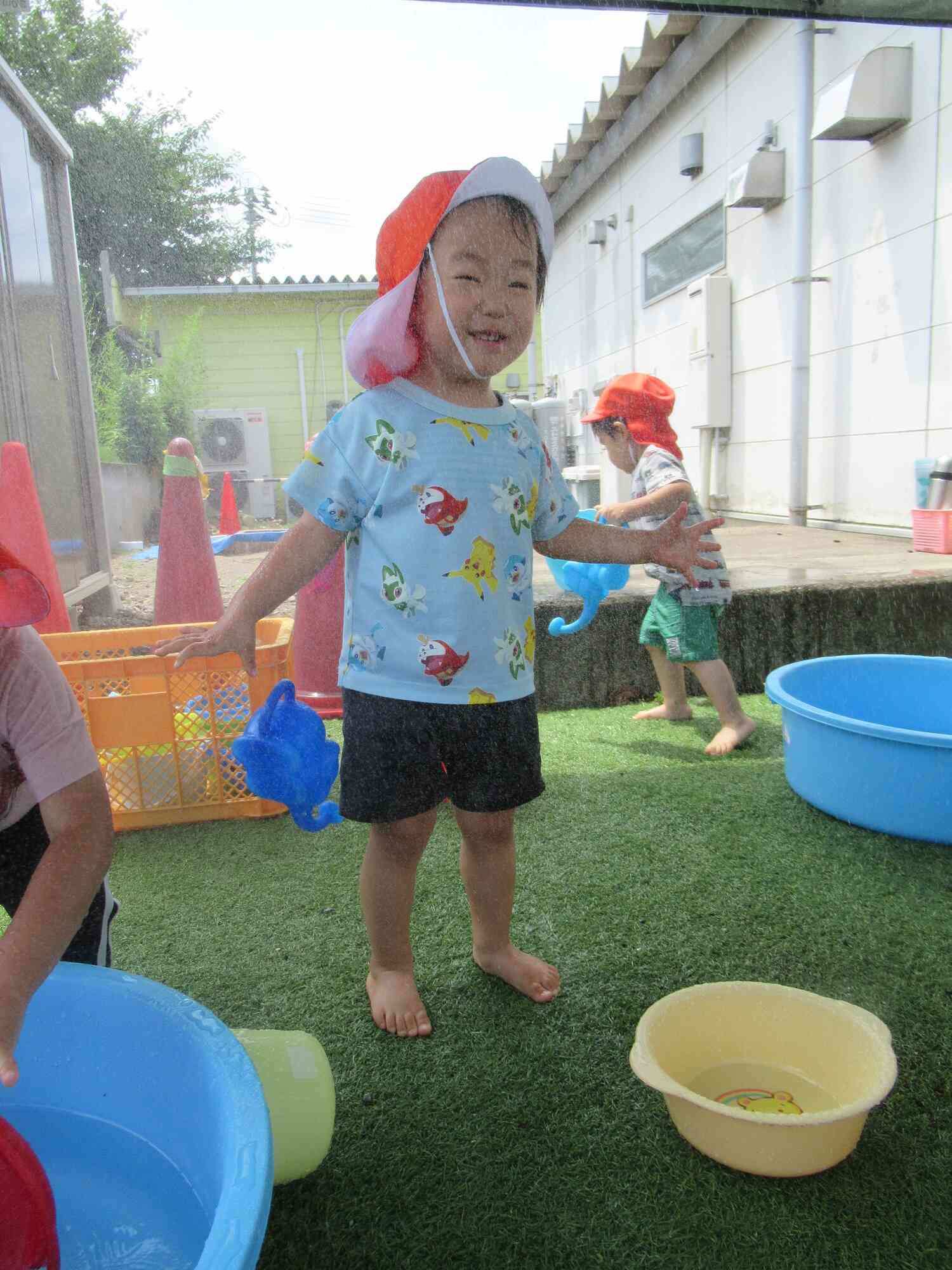 水のミストを浴びることが大好き。素敵な表情です。