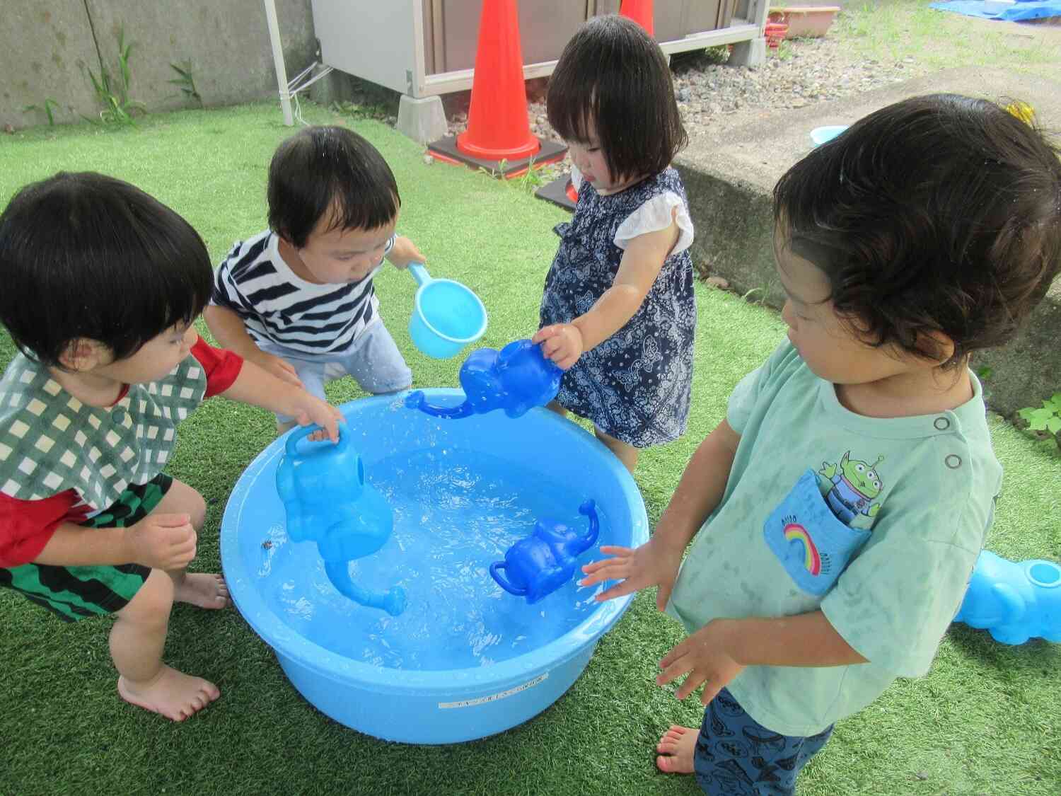 水遊びの様子(あひる組)