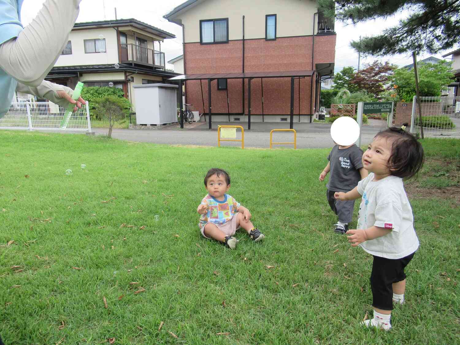 まあるいお空に飛んでいるのってなんだ？