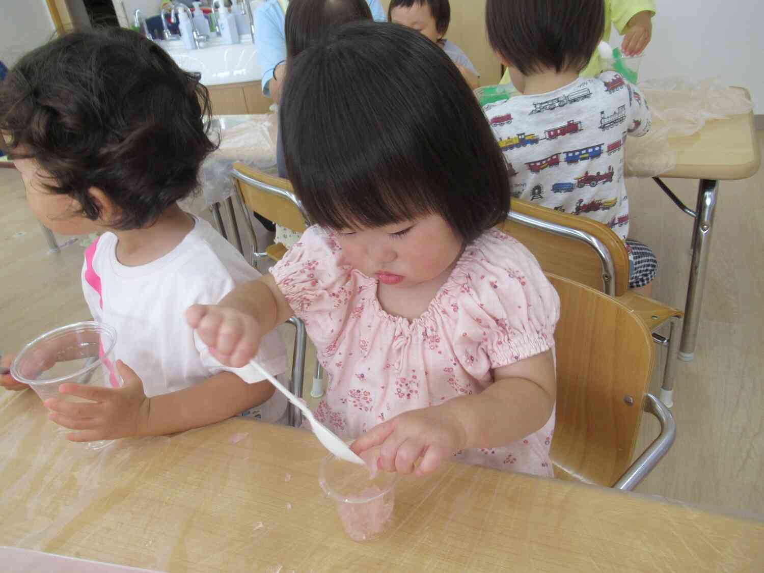 寒天遊びの様子(あひる組)