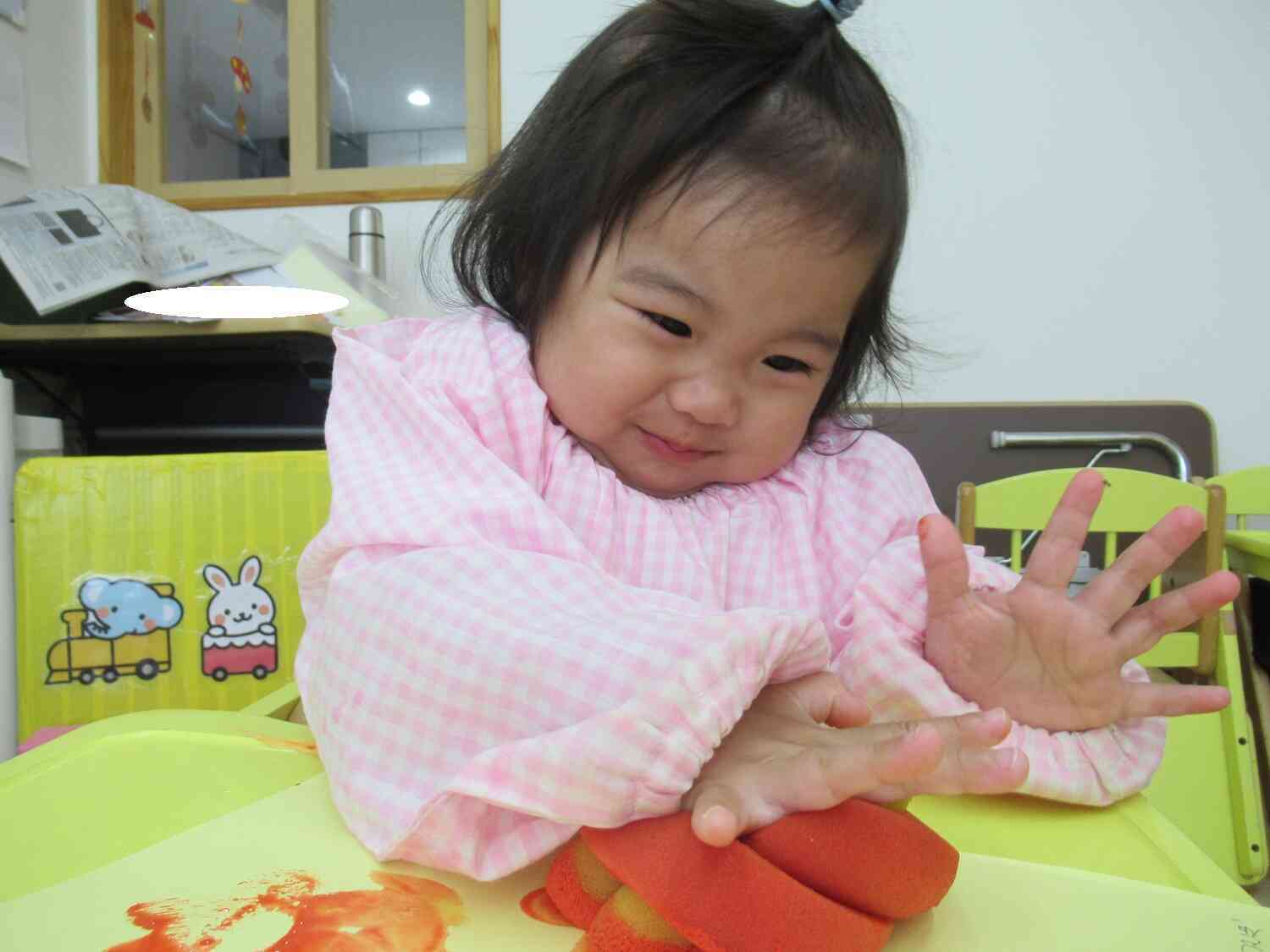 製作活動の様子（ひよこ組・０歳児）