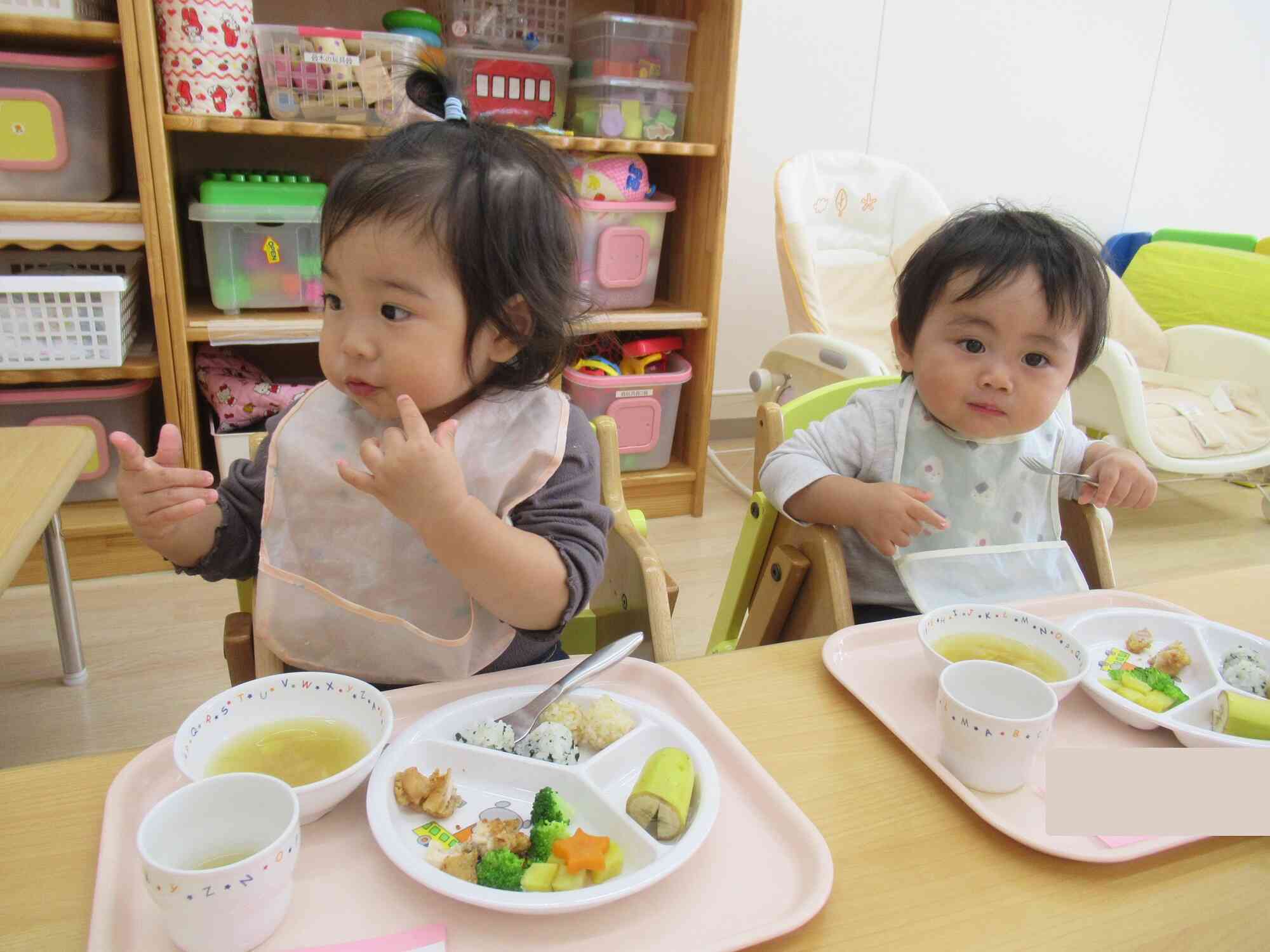 ０歳児ひよこ組さんもランチ皿で好きなものを選びながら食べました