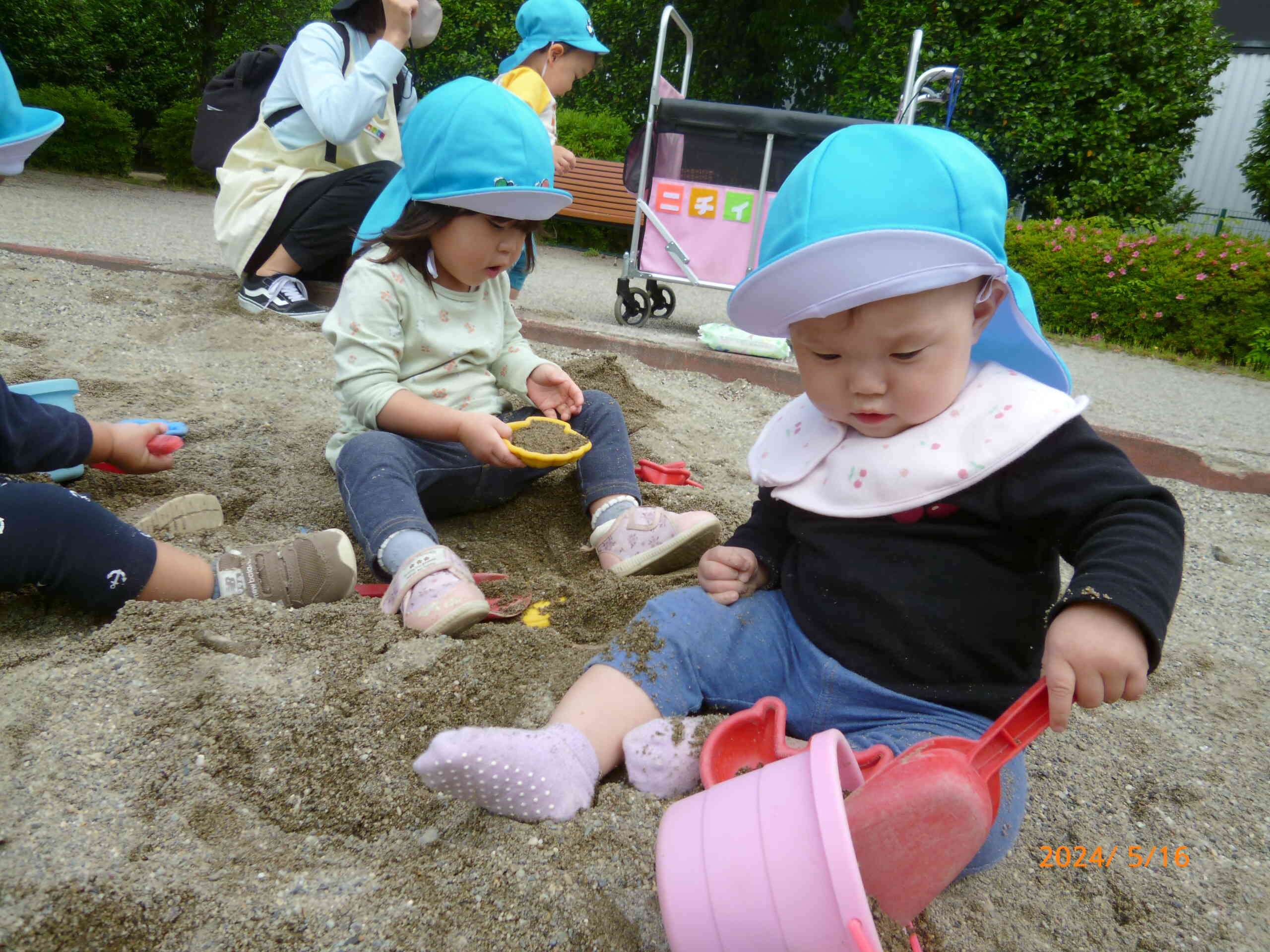 ザックザックとスコップを使って砂遊びを楽しむ1歳児あひる組のお友だち♡ぎゅっと握ったり、ペンペンと型にはめたりと砂の感触を楽しみました♬