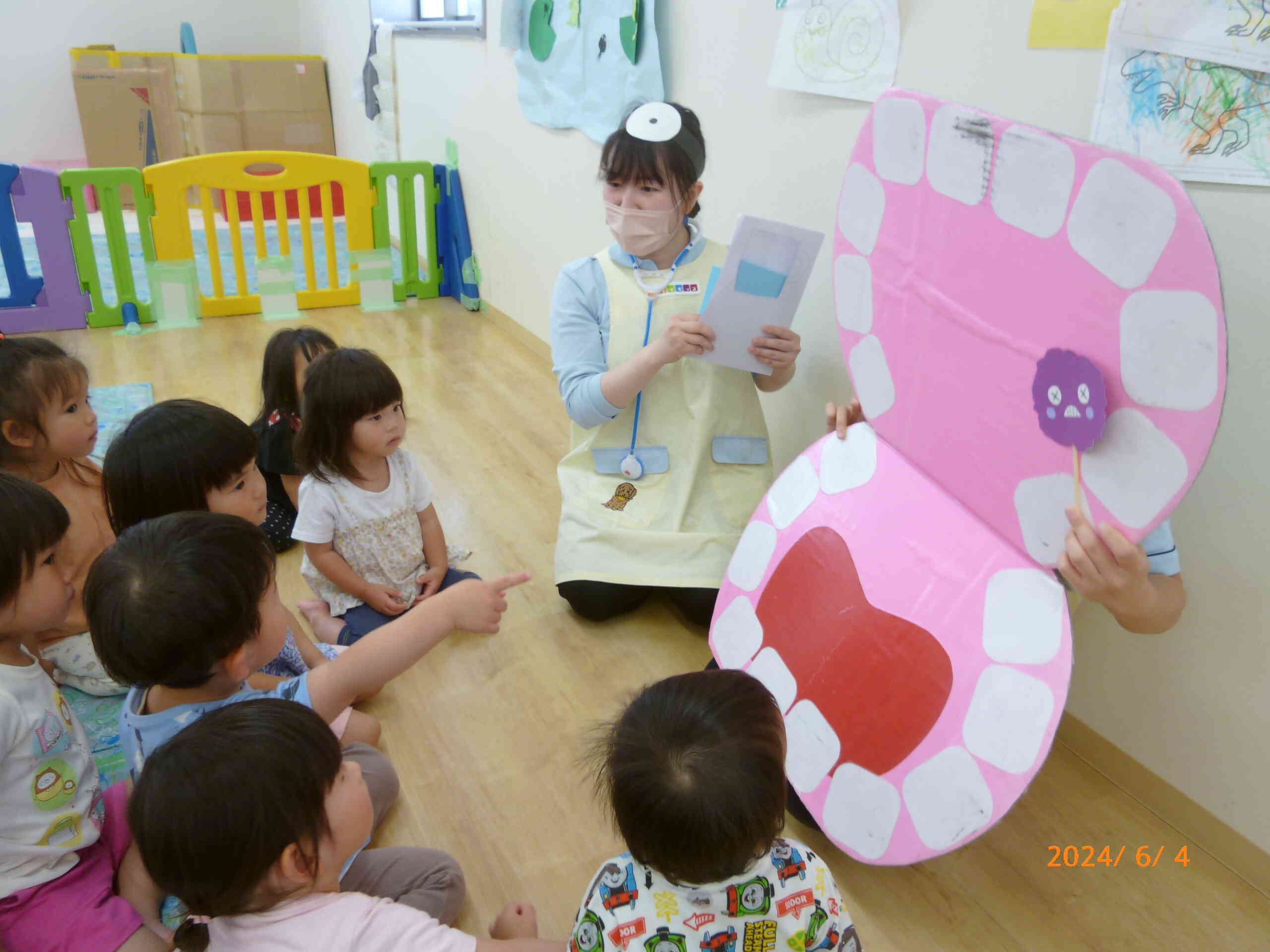 ぐちゅぐちゅぺーをすると、お口の中からムシバイキンが逃げていったよ!!ハミガキのあとのぐちゅぐちゅぺーって大切なんだね。