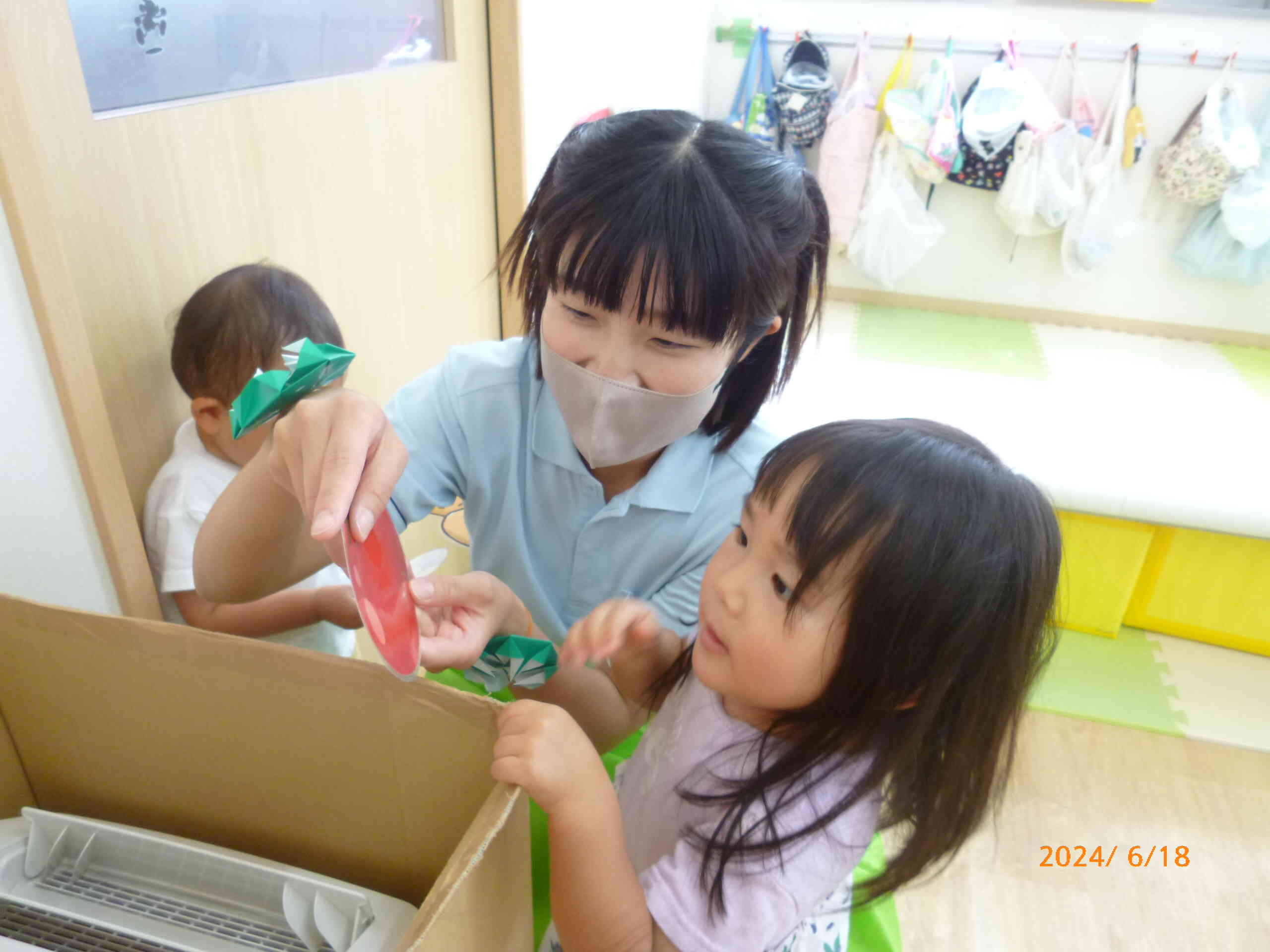 あっ！こんなところにトマトを発見♡「トマトは何色の栄養かな？」「ペッタンしに行こう！」三色レディと一緒にパネルにペッタンできました♬
