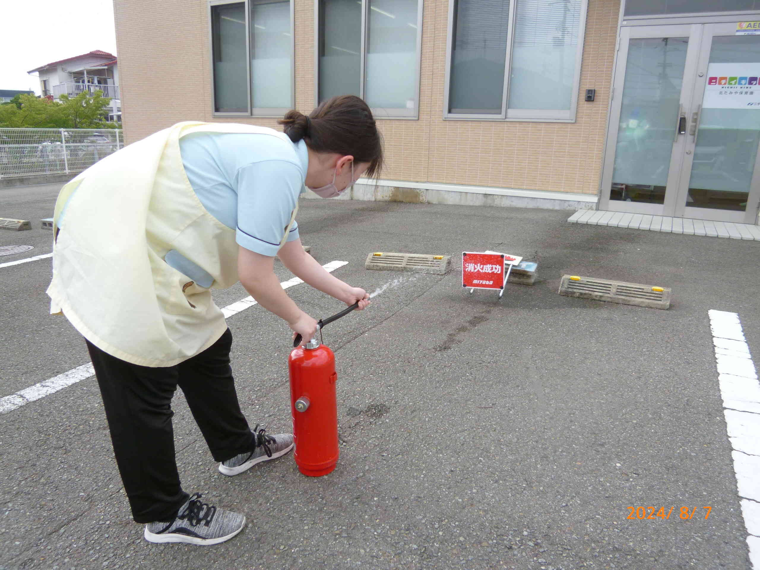 放射するときは、ほうきで掃くように薬剤を放射します。バッチリ消火完了！