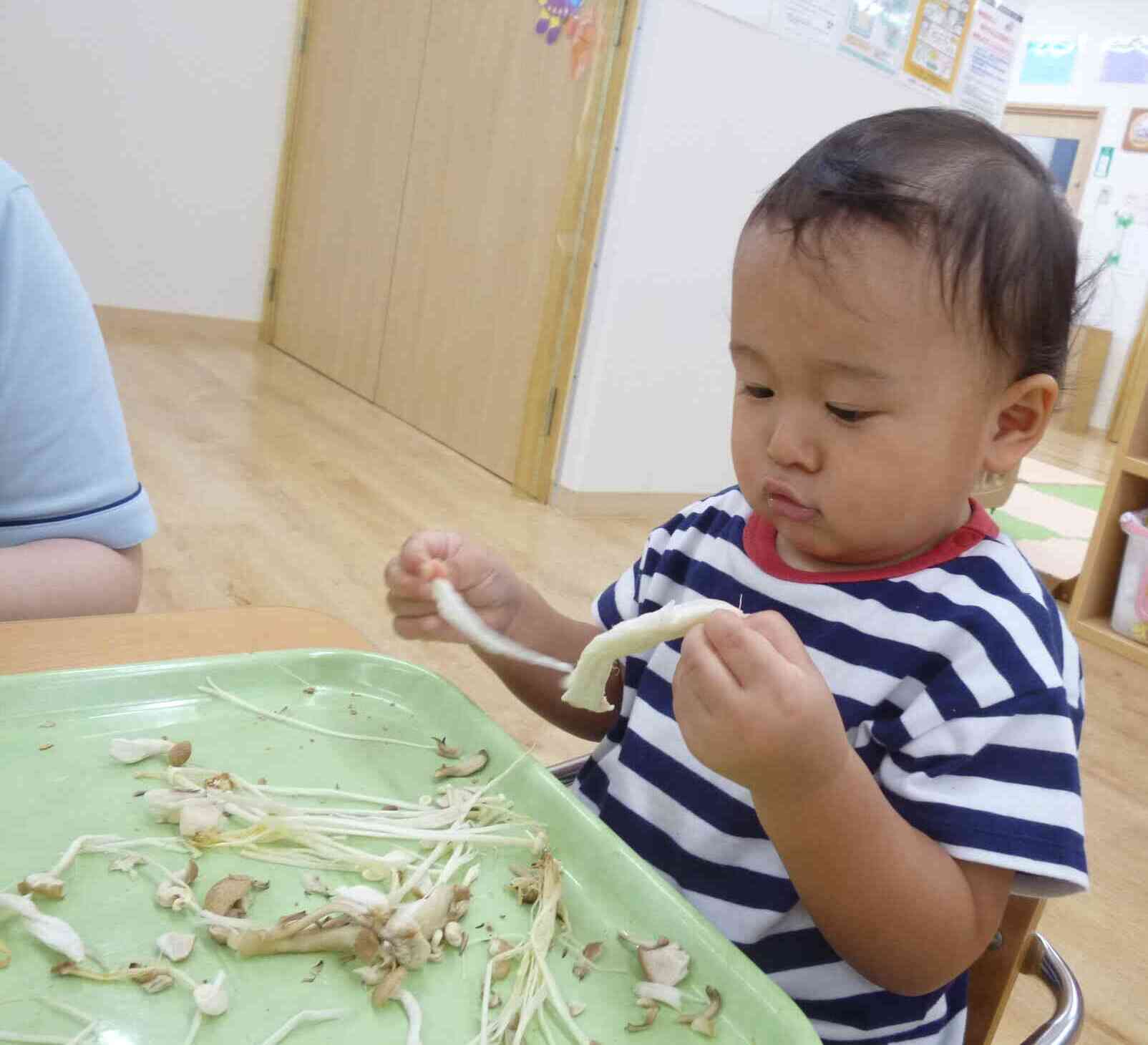 ほぐすのが面白くてたまらない!夢中になってほぐすことを楽しんでいます。ほぐし終えると「見て!」というように得意そうなお顔で先生に教えてくれましたよ。