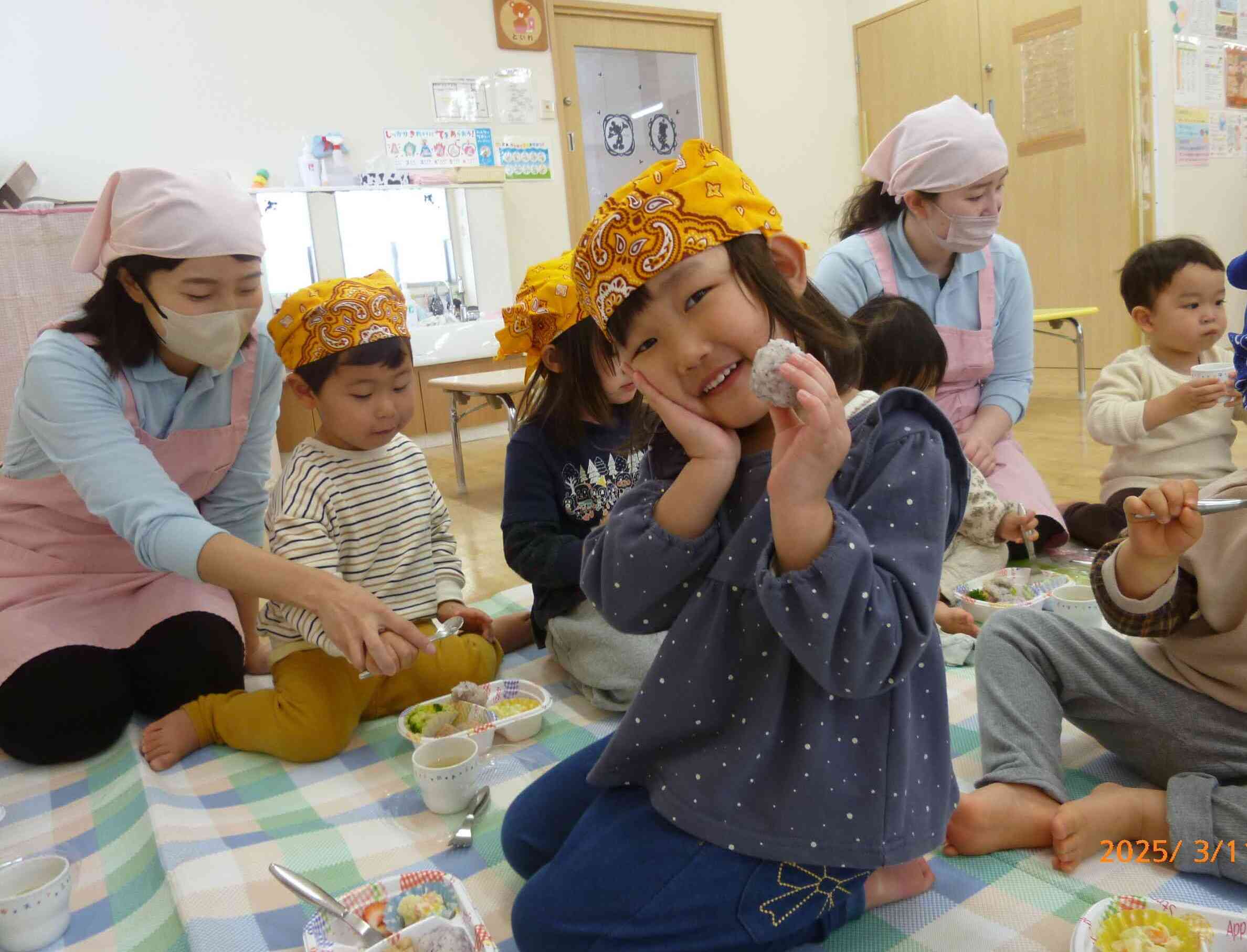 「おいしい～」「たのし～」とあちらからも、こちらからも賑やかな声が聞こえてきます。素敵な笑顔でパシャリ☆楽しいランチタイムとなりました♡