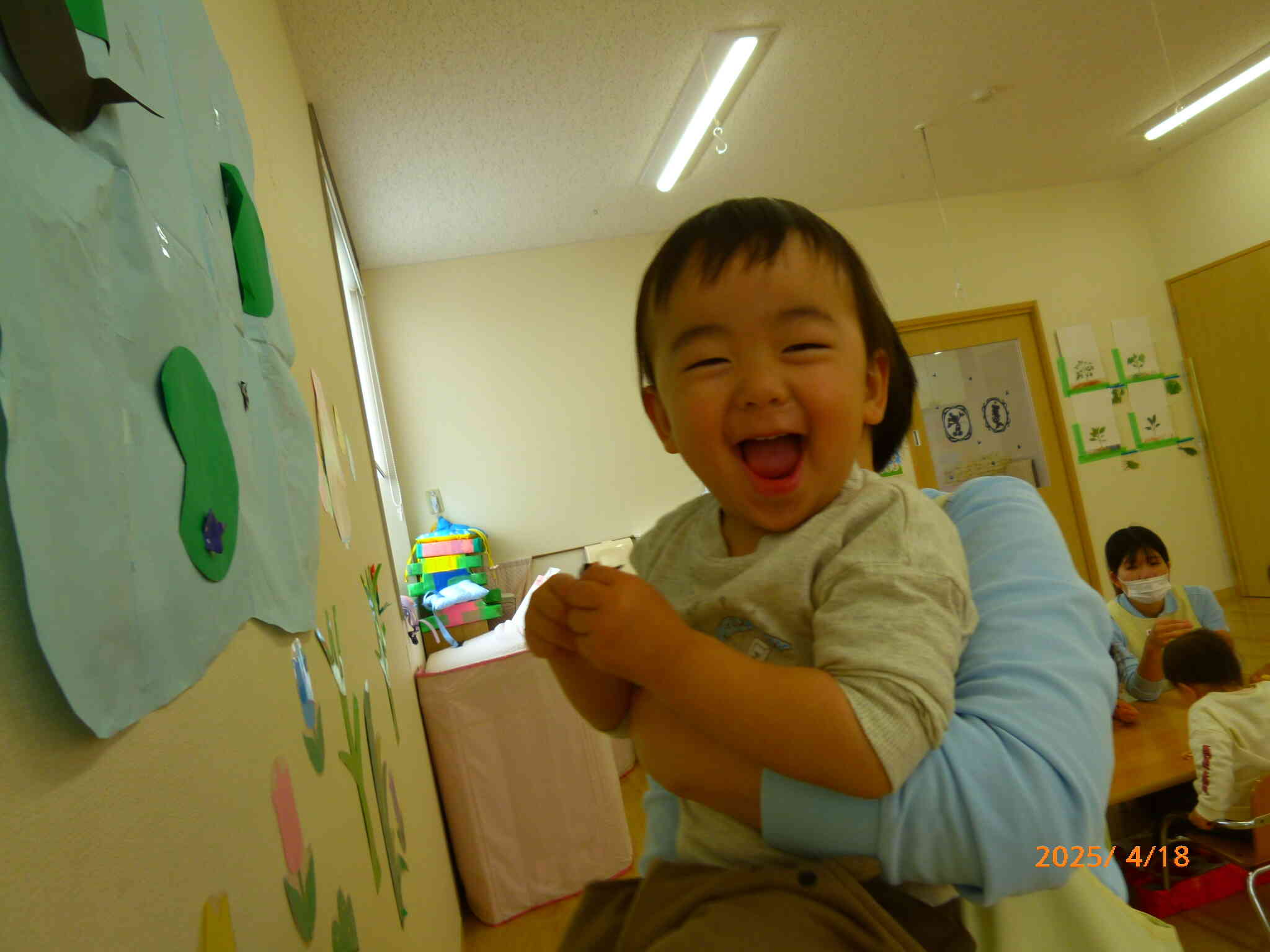 お部屋の壁に赤ちゃんたちを貼ってあそばせてあげたよ。オタマジャクシはどこに貼ろうかな～・・・お池かな☆