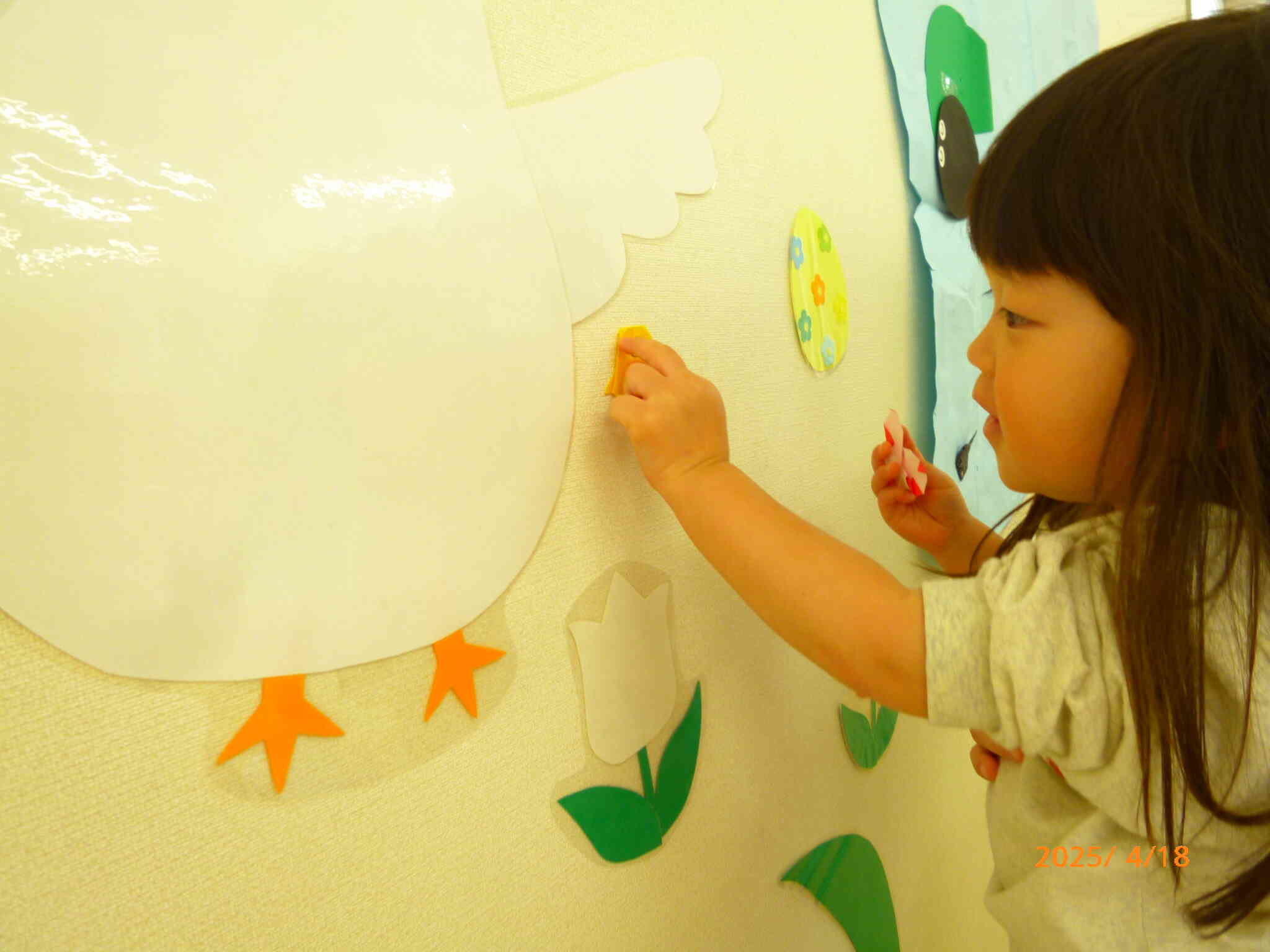 ピヨピヨはどこに貼ろうかな・・ママのそばがいいよね♡とニワトリママのすぐとなりに貼ってあげるお友だちです♪