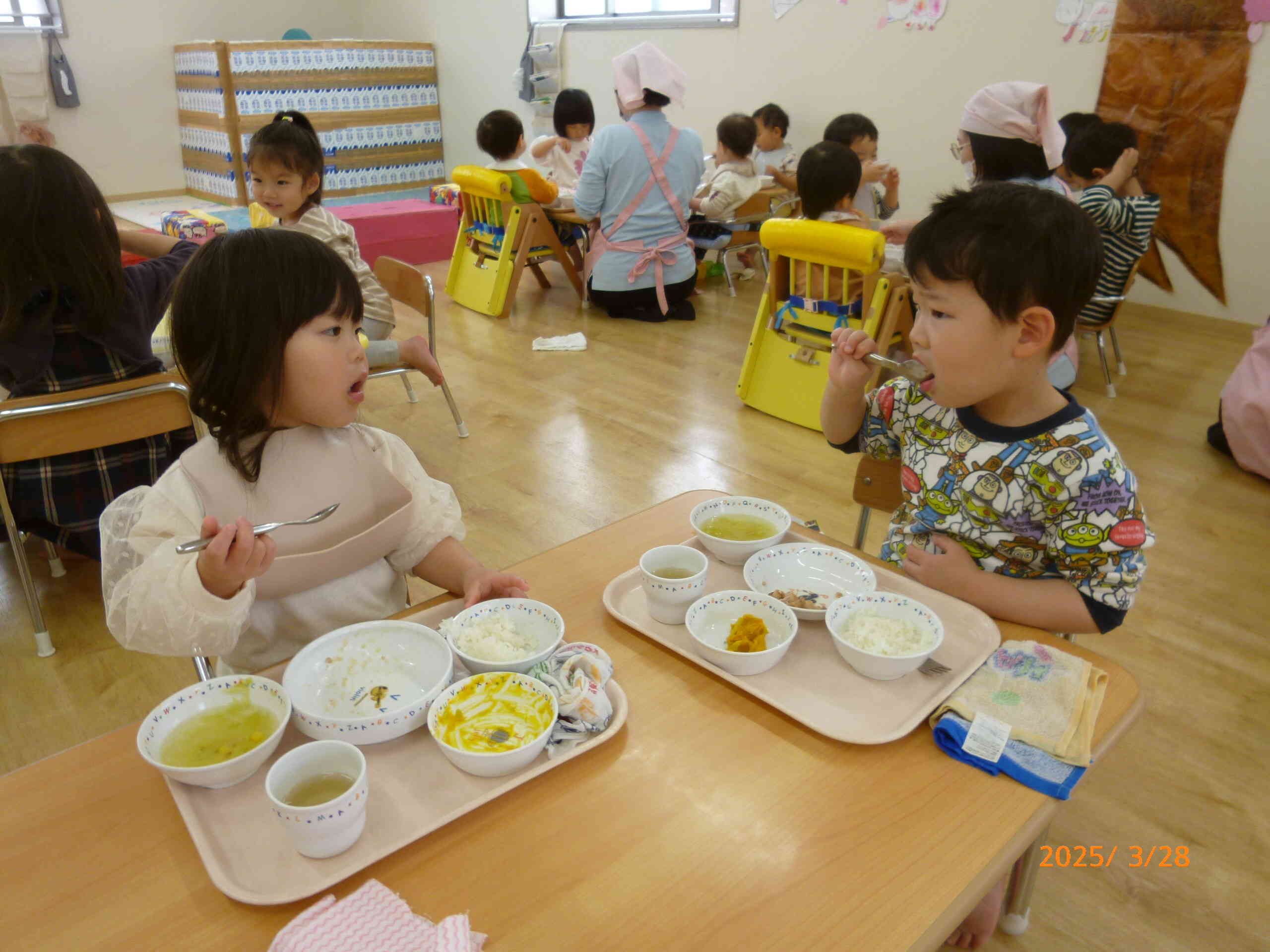 今年度最後の給食です☆みんなで一緒に「おいしいね～」と言いながらモグモグたくさん食べていますよ。給食の先生ありがとう！
