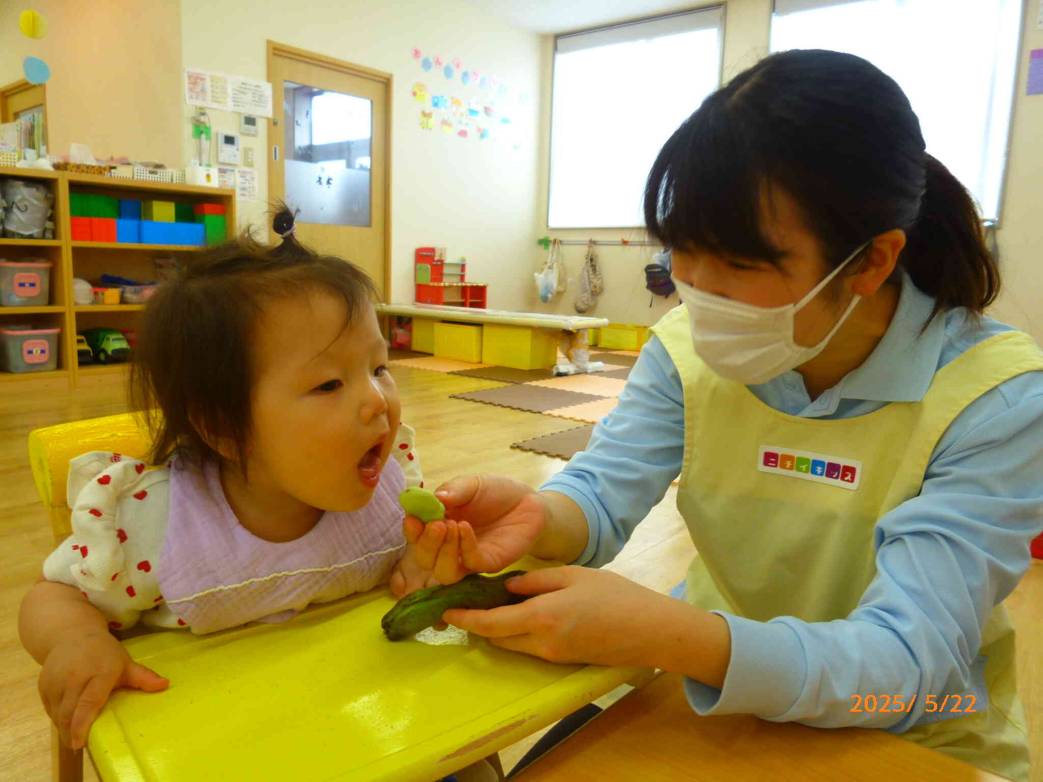 「あ～ん♡」と思わずお口をあけるひよこ組さん。おいしそうな香りがしたのかな？しっかり食べ物とわかっている様子♪ 