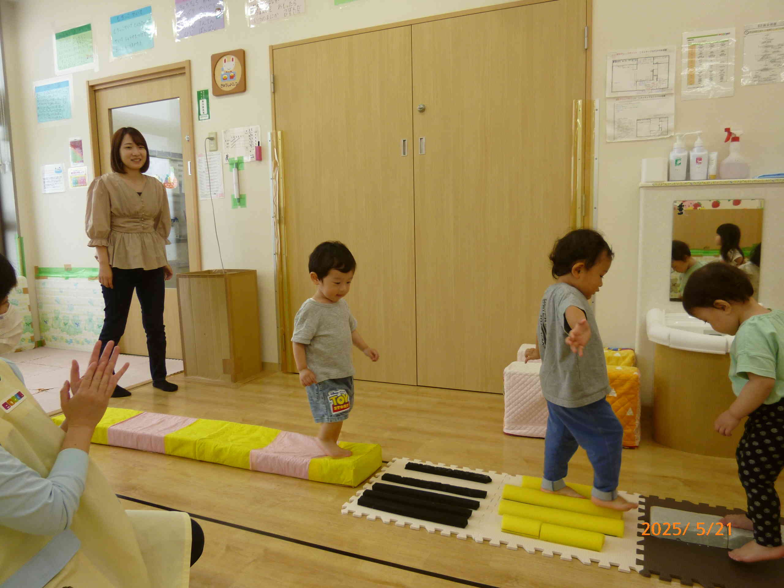 バランス♪バランス～♪　一本橋や感触マットもクリア～☆
