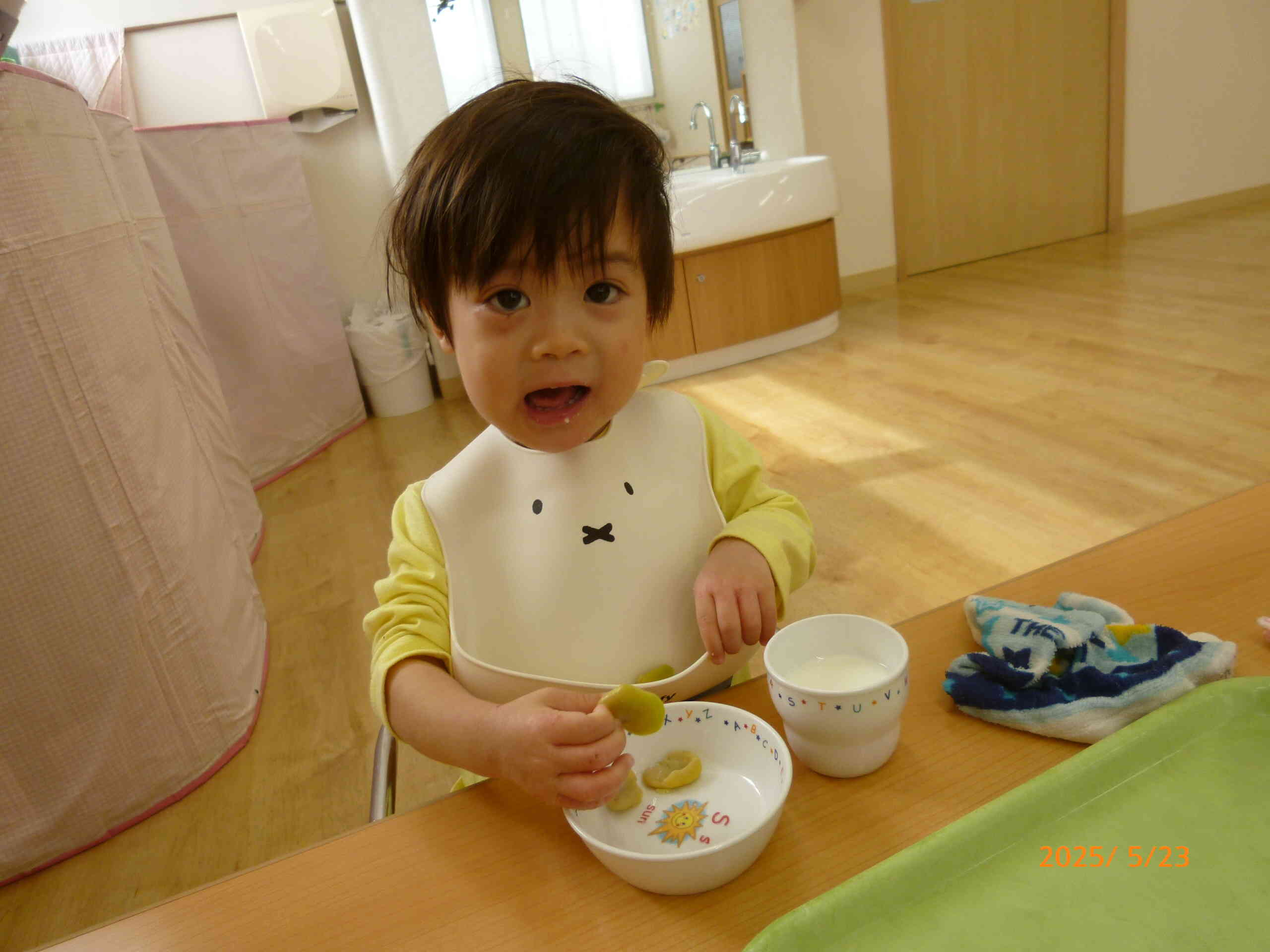 午後のおやつタイムになりました♪みんなでさやむきをしたそら豆たちがホクホクおいしいお豆に変身☆いただきま～す！
