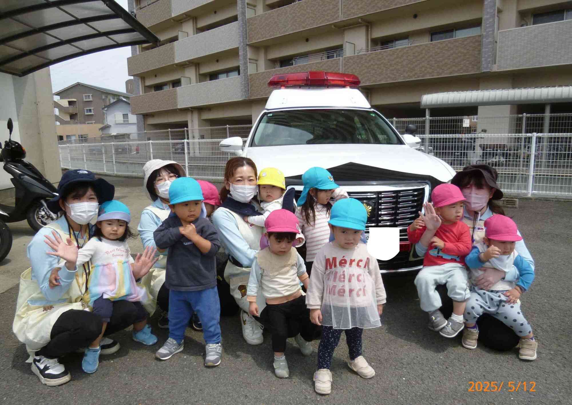 子どもたちが大好きなパトカーの前で写真を撮らせてもらいました！優しくてかっこいいおまわりさん、ありがとうござました☆