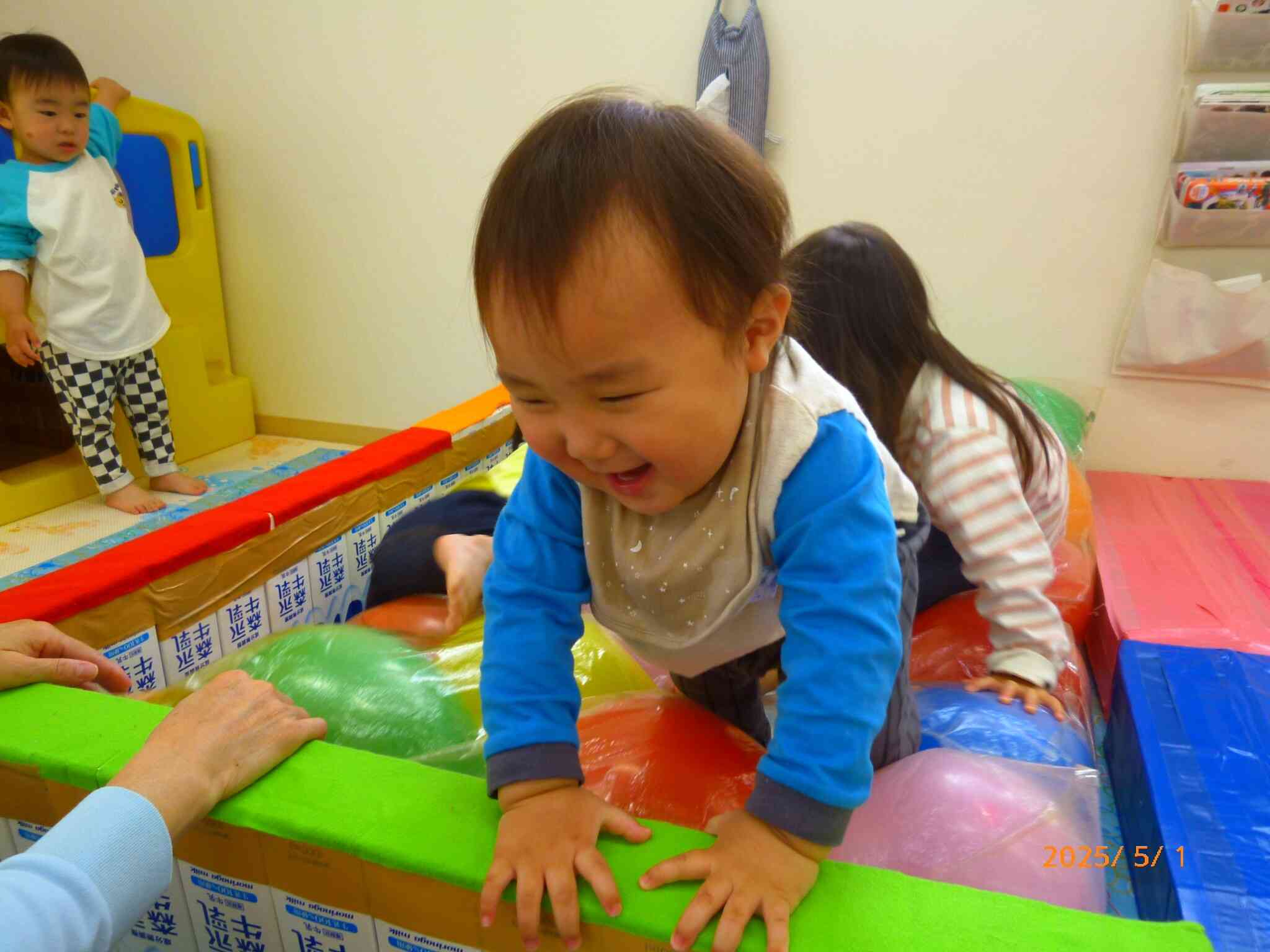 風船マットにダイブ‼グラグラ...ポヨンポヨン...不安定さが楽しいよね☆風船の感触を存分に楽しみました♡