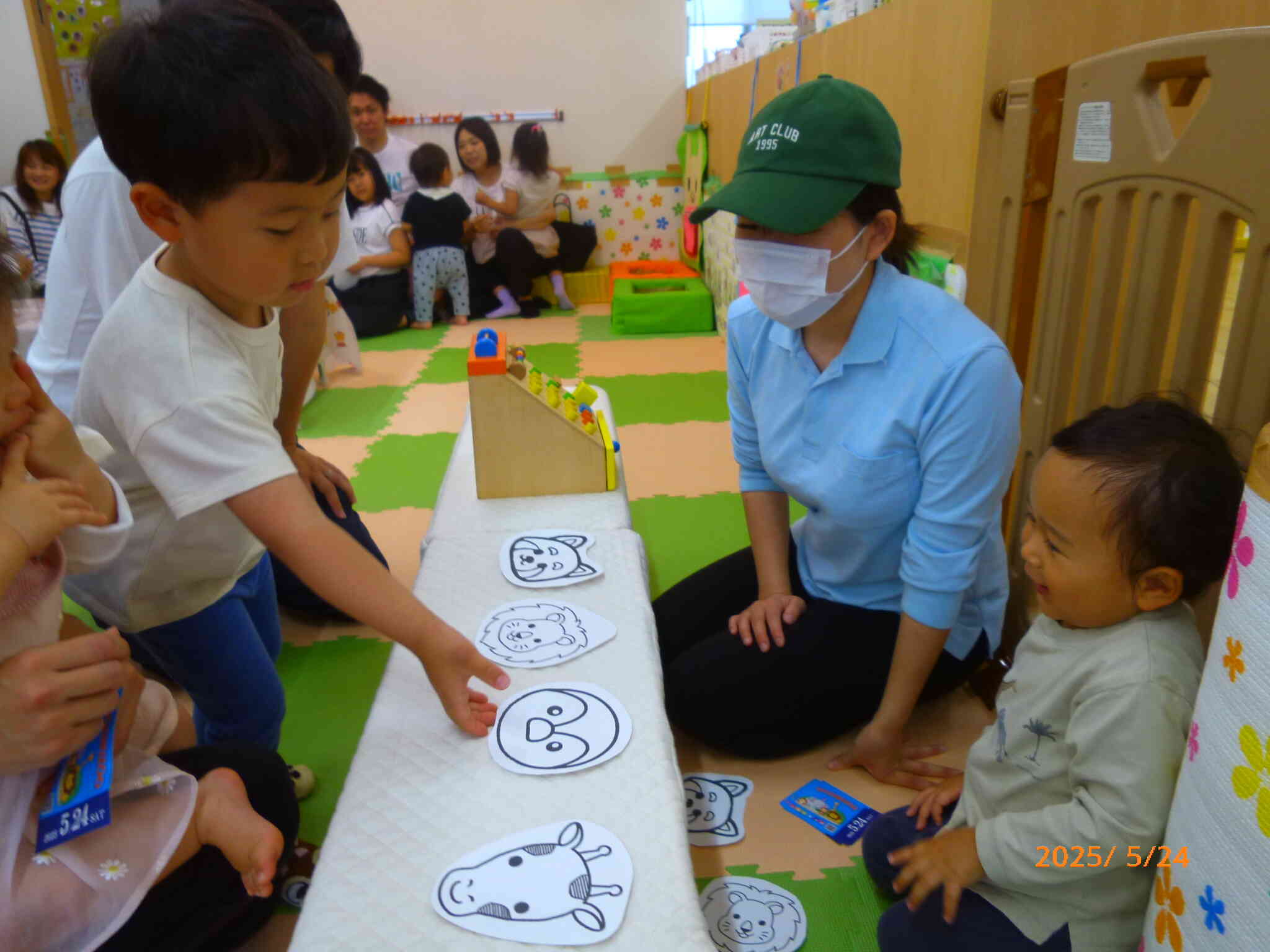 チケットカウンターの店員さんが増えてる？！ いらっしゃいませ～ようこそ～！というように、お友だちを待ってくれています♡