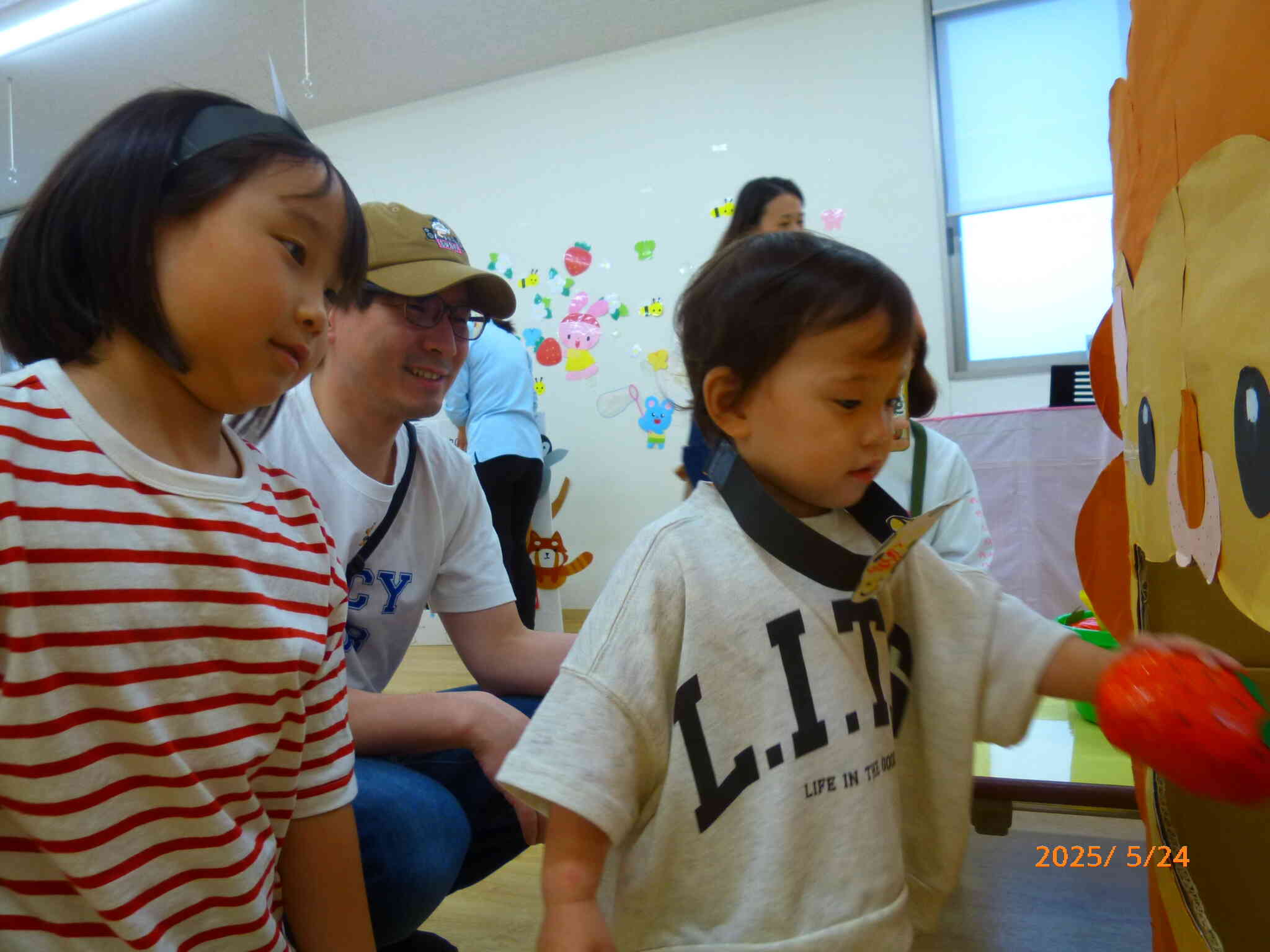 パパとおねえちゃんのあたたかい眼差し♡ライオンさんにエサをあげるのに夢中なお友だちです♪