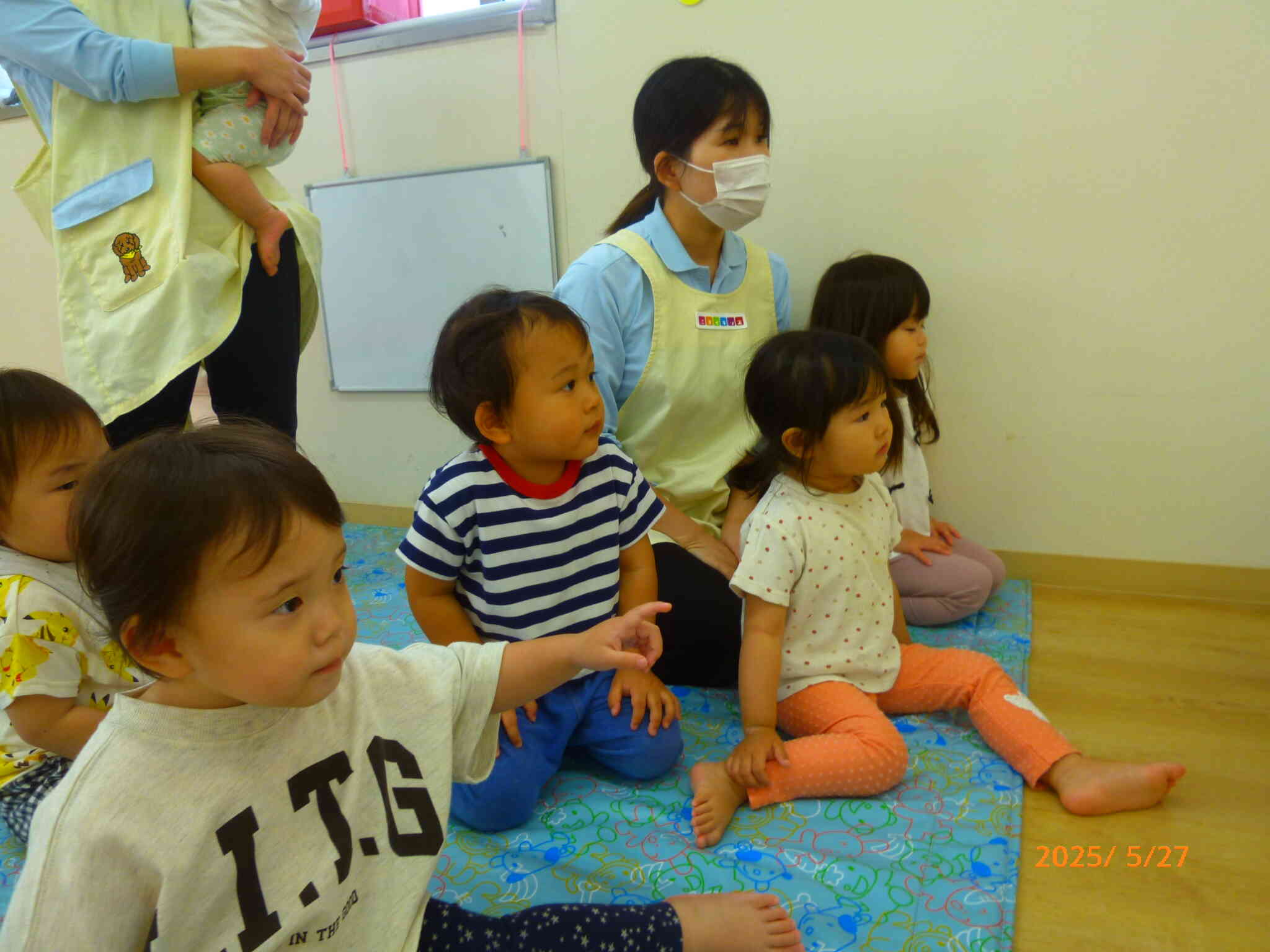 みんな夢中になって紙芝居を見ています。気になるところをみつけたら指差しでおしえてくれましたよ。