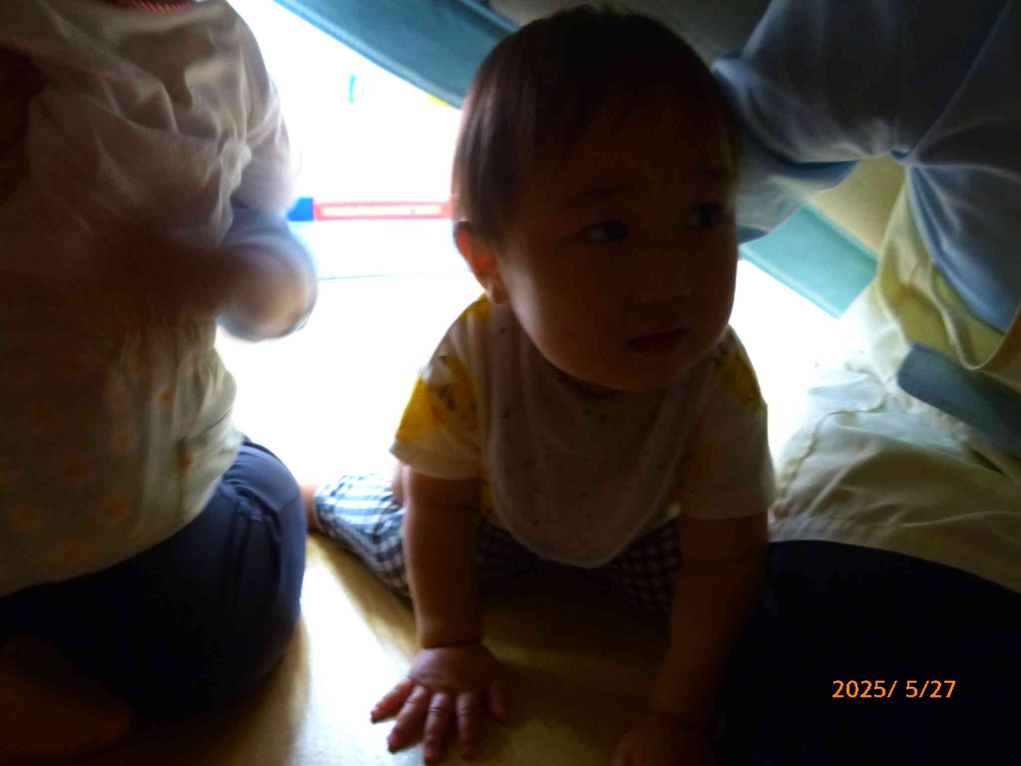 マットのお屋根が子どもたちの頭や体を守るためにおりてきました！だんだんマットのなかが暗くなってきた・・・でも先生がいるから大丈夫！