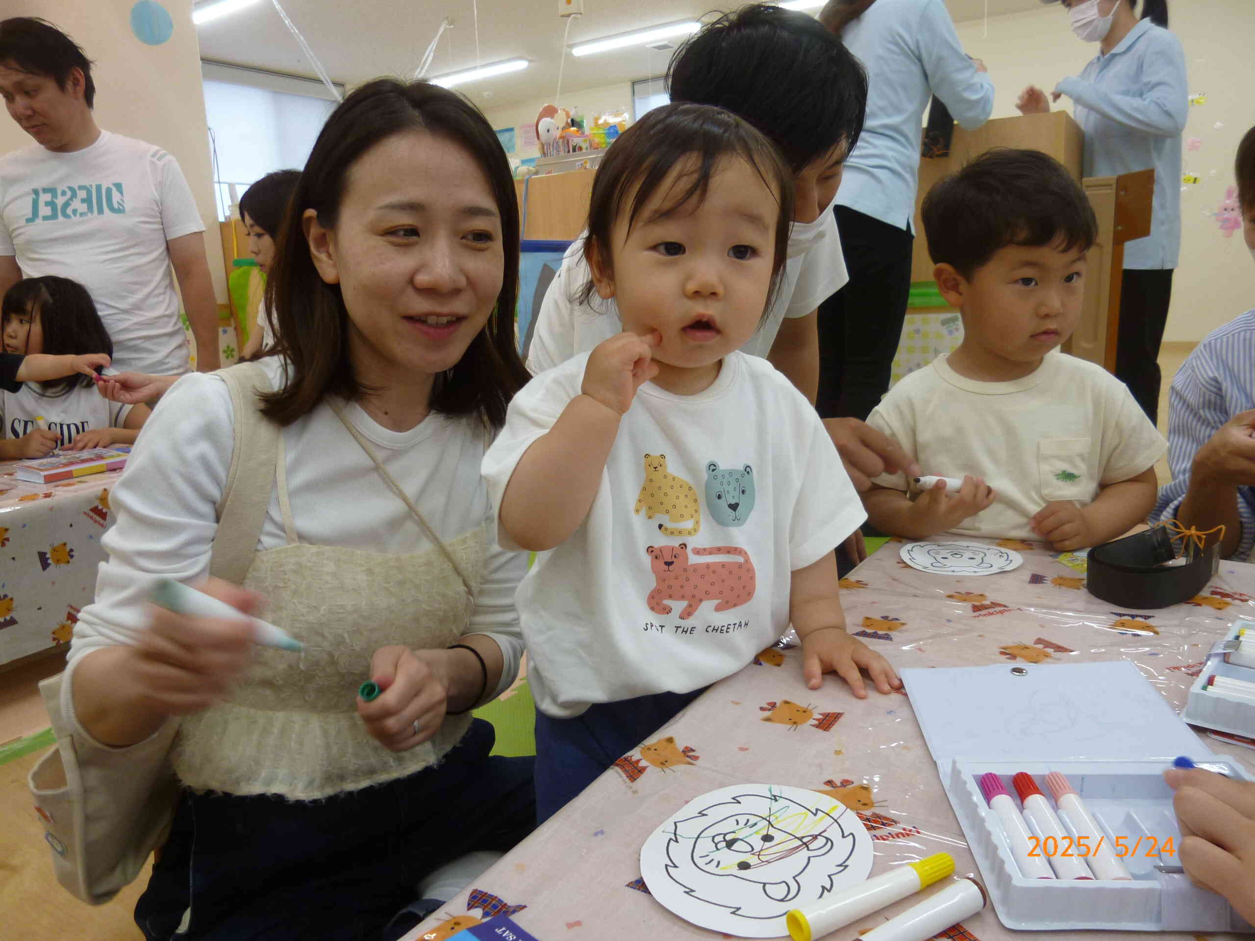 お面作りがにぎわっています♪にっこりポーズがなんとも可愛いおともだち♡嬉しい気持ちと楽しい気持ちがいっぱいのお面づくりコーナーです☆