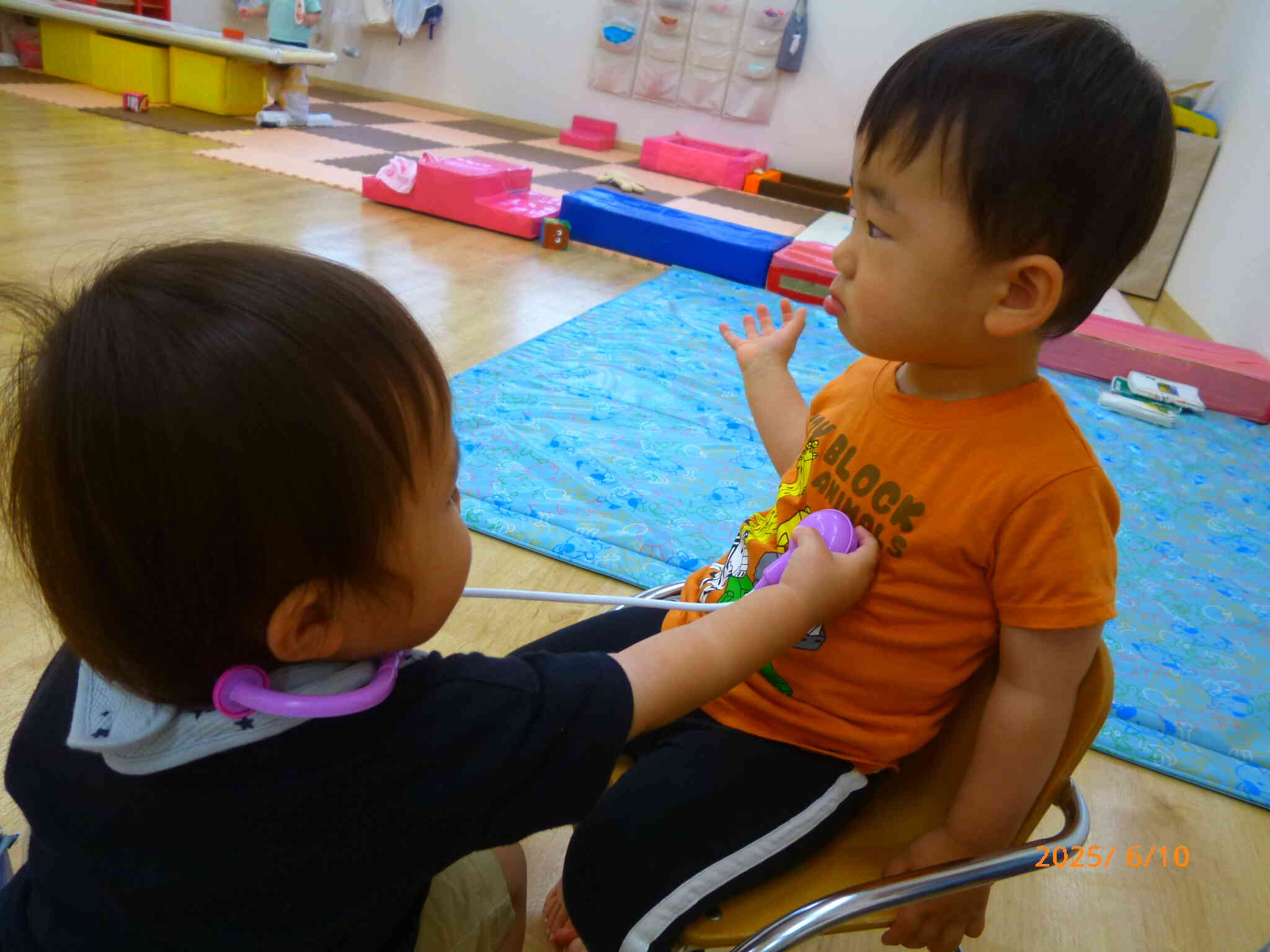 もしもし、どこか痛いところはありますか？とドクターになりきっているお友だち。真似っこ遊び、楽しいね♡