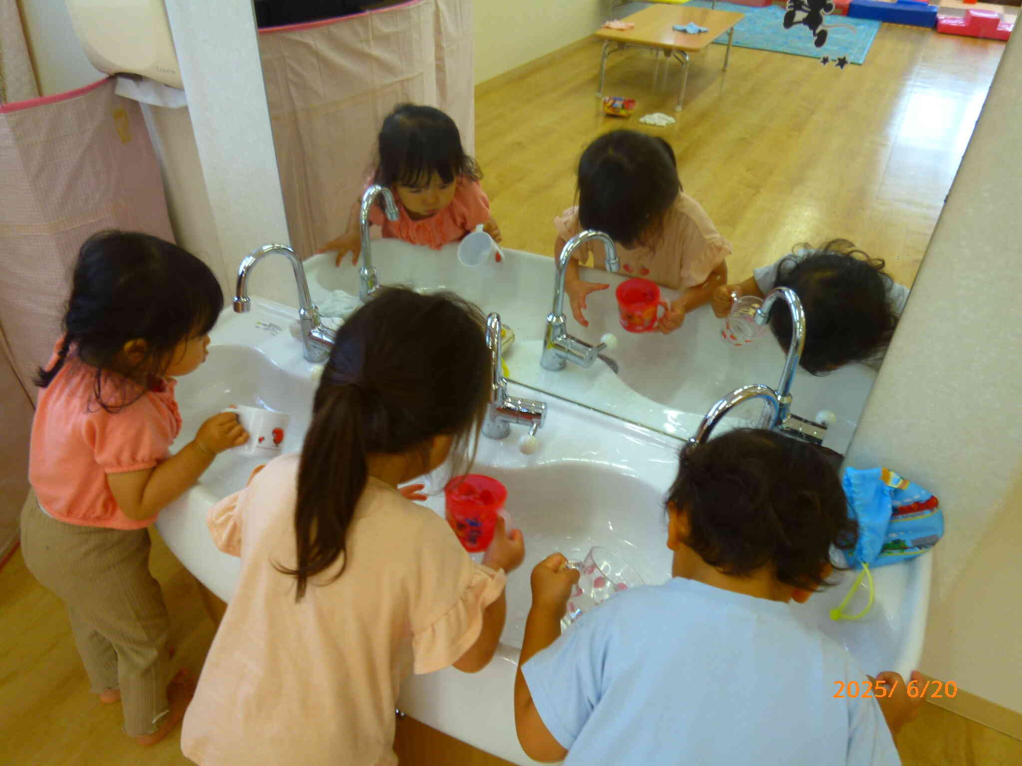 給食を食べたらうがいをしてムシバイキンをやっつけるうさぎ組のお友だち。上手にグジュグジュペッ！できれいな歯になりました♡