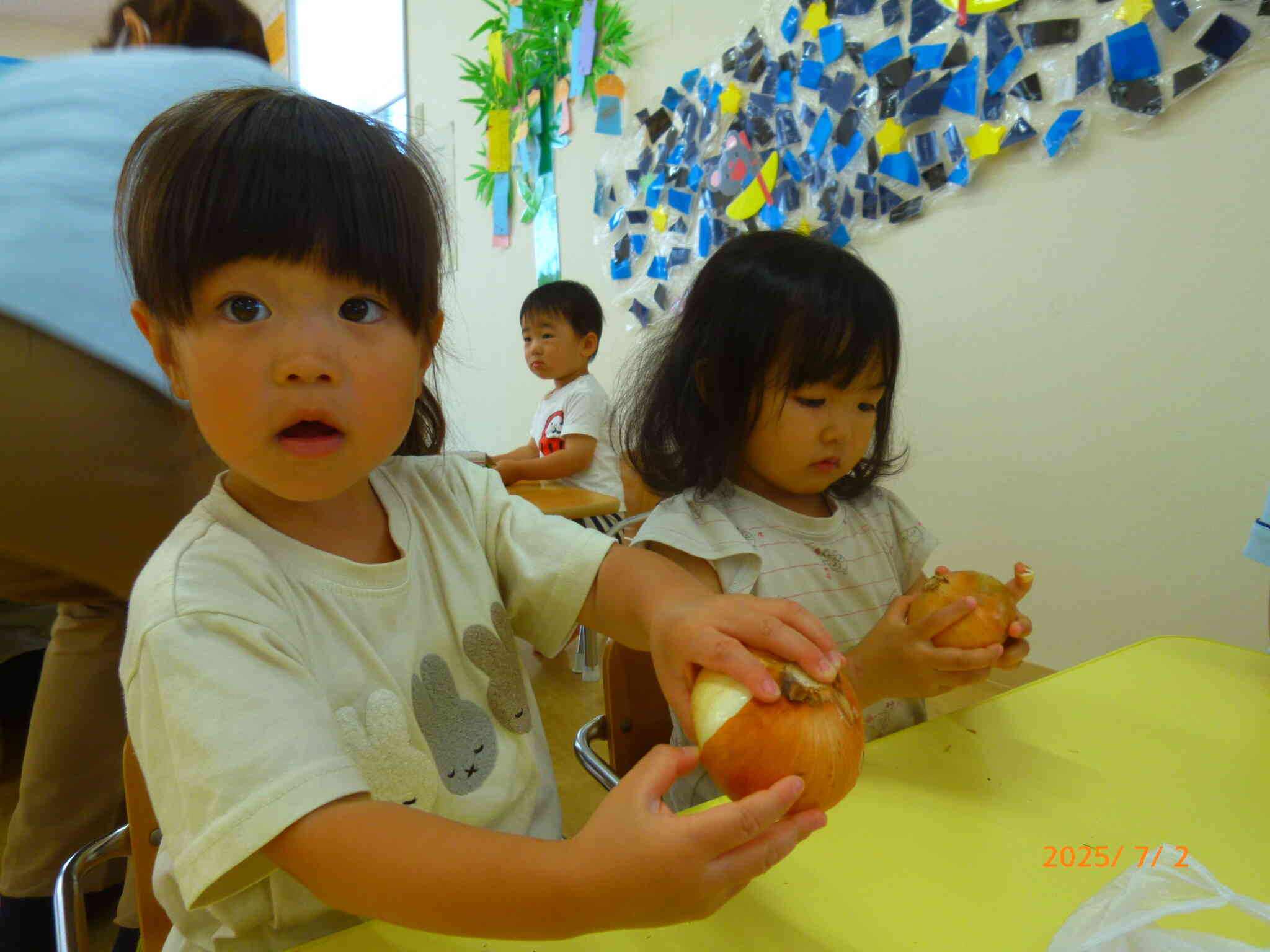 玉ねぎの皮むきに挑戦！(2歳児)