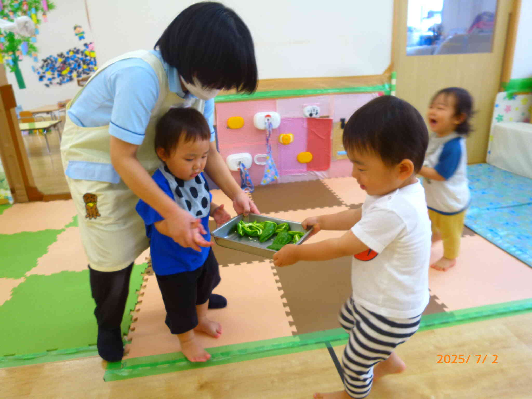 種をとってピカピカになったピーマンを給食の先生に届けに行くぞ☆給食の先生も「ありがとう！」と喜んでくれました☆そして、なんと・・・みんなのお野菜がピザに大変身するんだって！