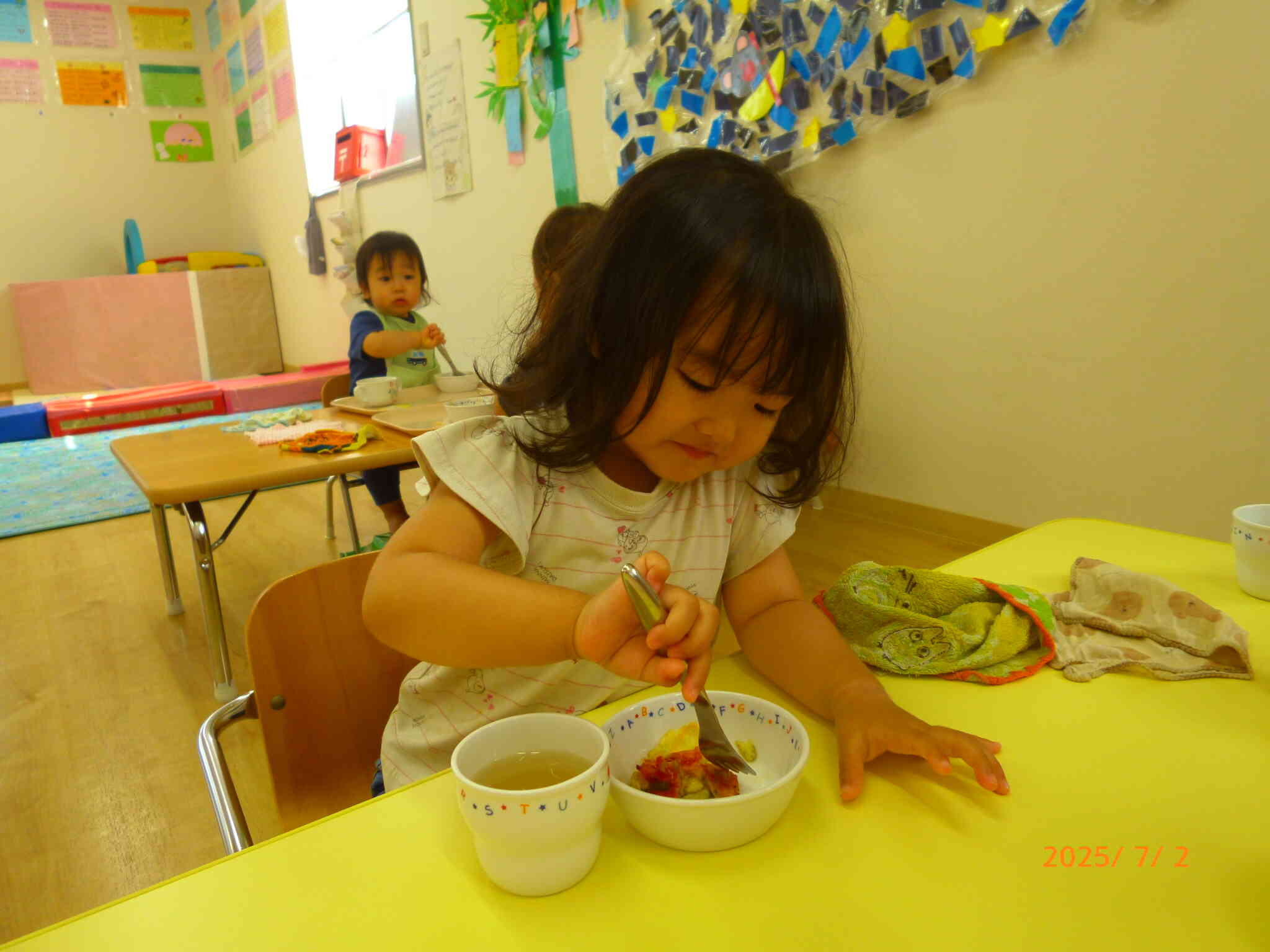 お待ちかね！みんなのお野菜がピザに変身して登場～♡玉ねぎさんみ～つけた！おいしいね～♪