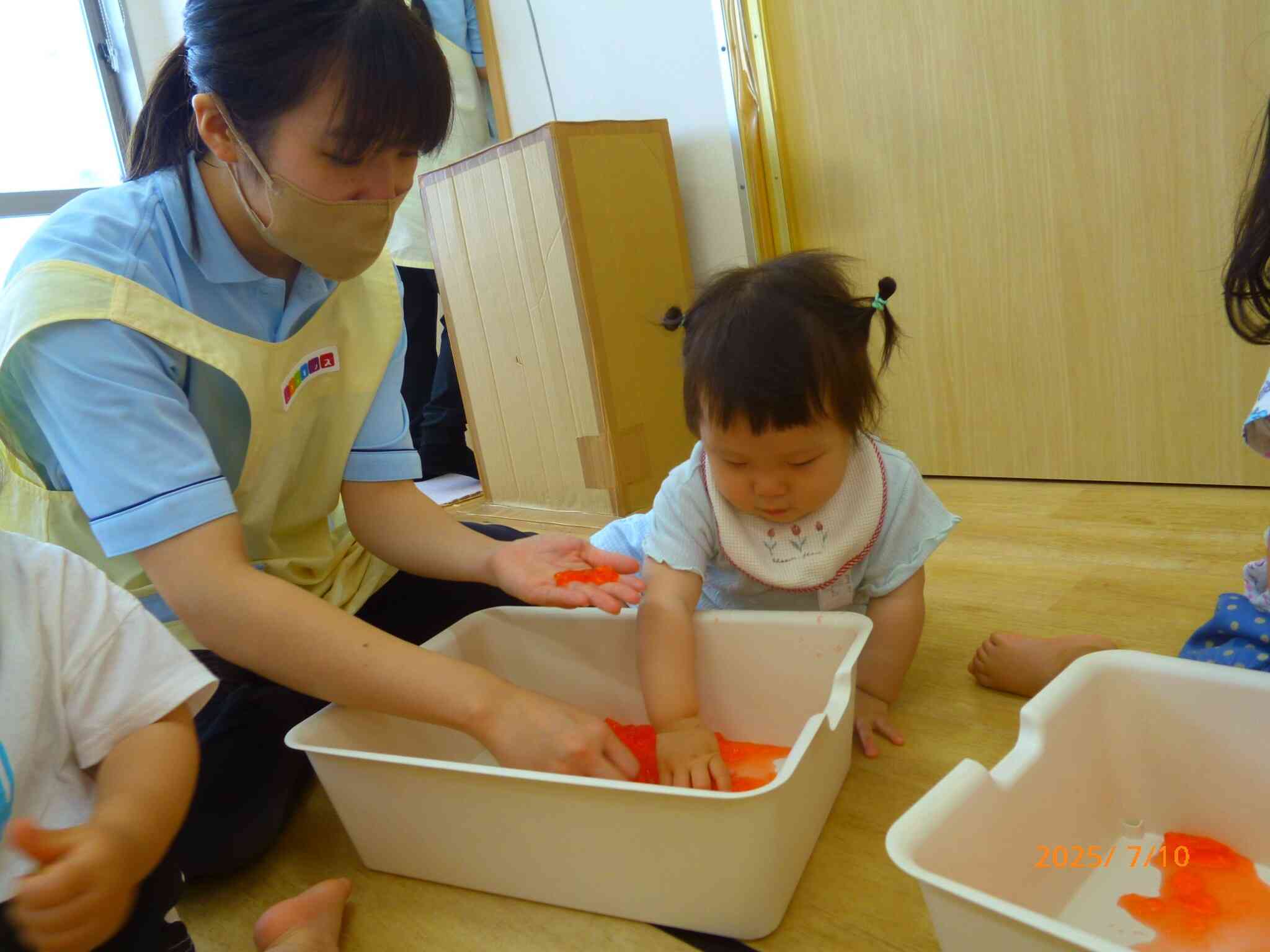 指先でぎゅっ！手のひらのでぎゅっ！寒天の感触どうかな⁉と心配していましたが、先生が驚くほどニギニギを楽しんでいました♪