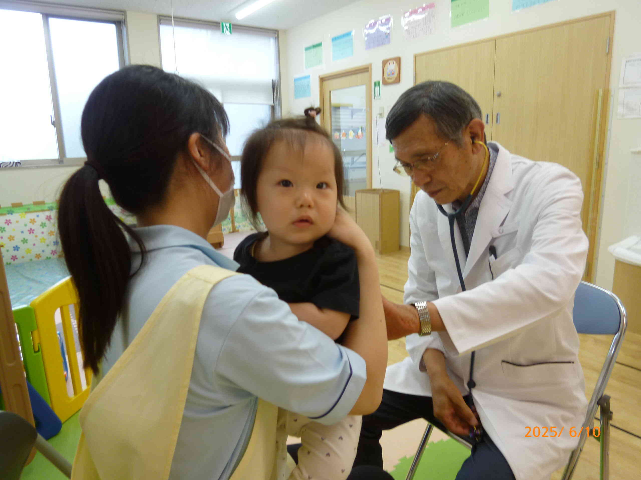 内科健診を受けました。先生に抱っこされてドキドキしながらもお腹ポンポン、お口あ～んができましたよ♡