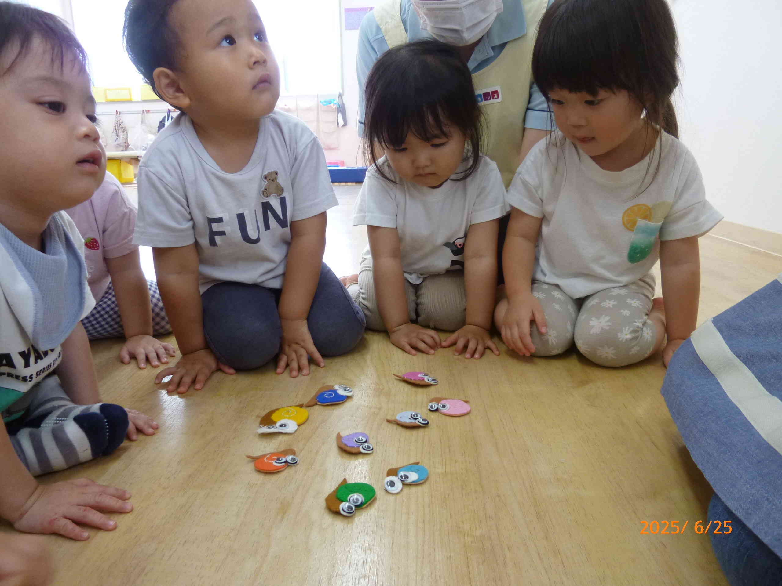 まあちゃんのエプロンから色とりどりのカタツムリさんがでてきたよ。どの色のカタツムリさんを選ぼうかな～と考えている子どもたち♡