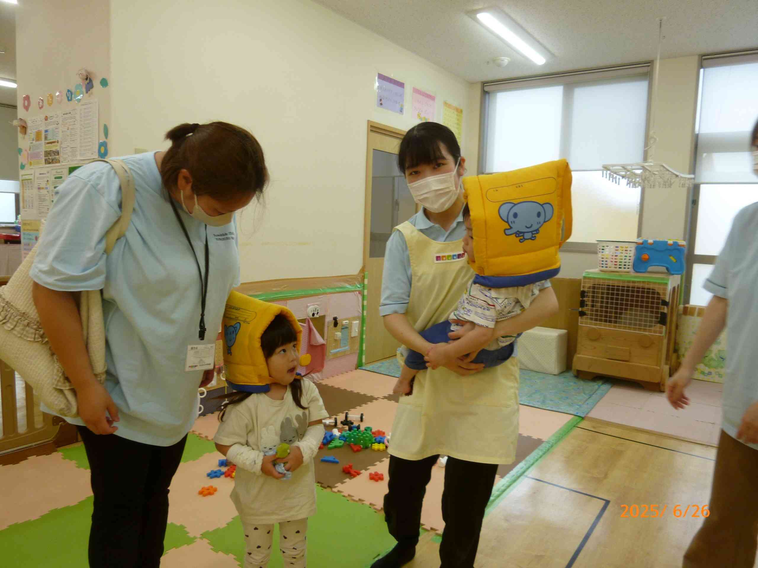 揺れが収まっているうちにエントランスに移動します。防災頭巾は頭を守る大事なアイテム。ちゃんと被って避難できました！