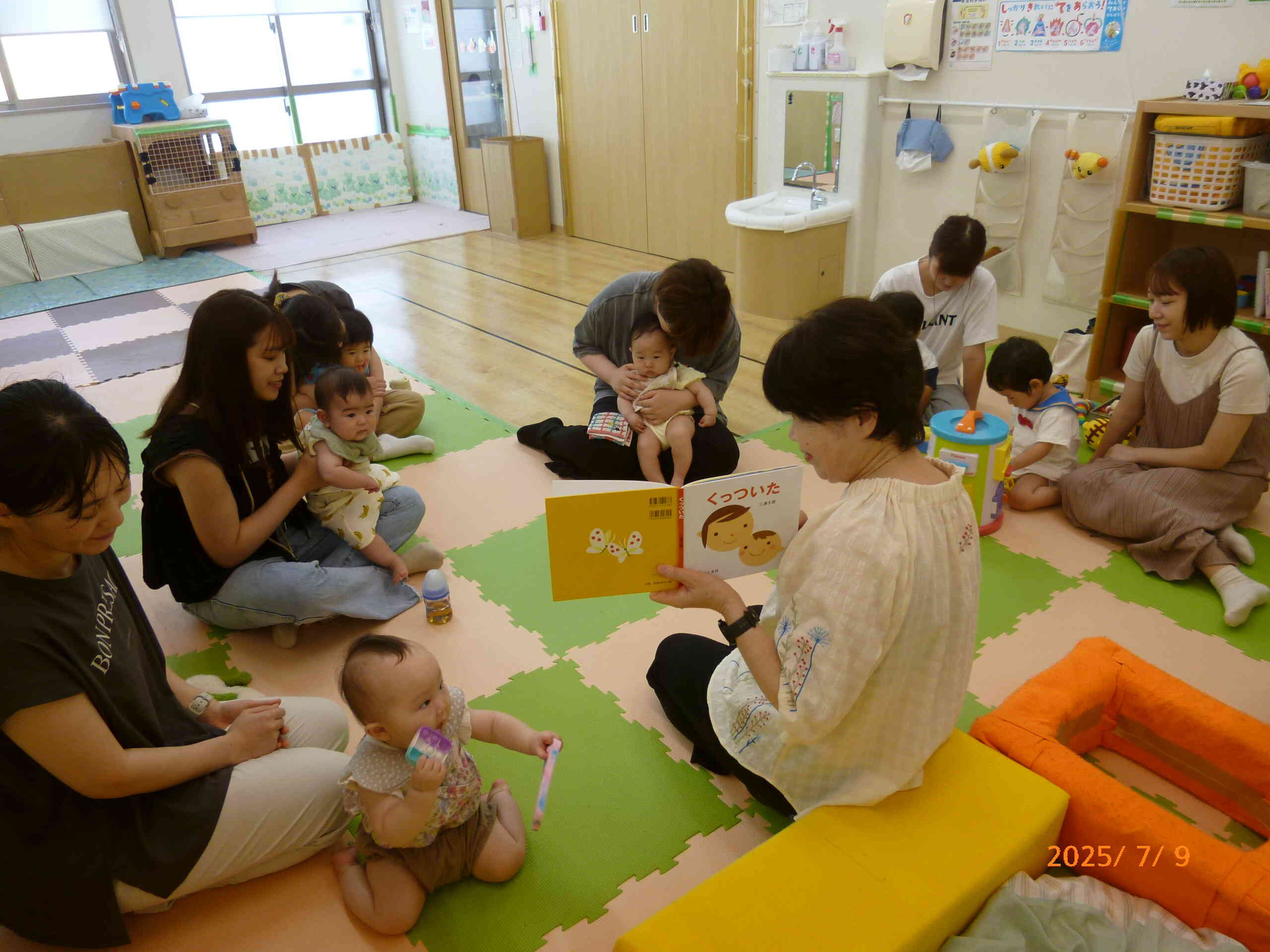 リズムあそびのあとは、ゆったりまったり絵本や手遊びタイム♪ くっついたの絵本に夢中な様子♡先生とママたちとのトークタイムでは和やかな雰囲気の中、いろんなお話を聞くことができましたよ。