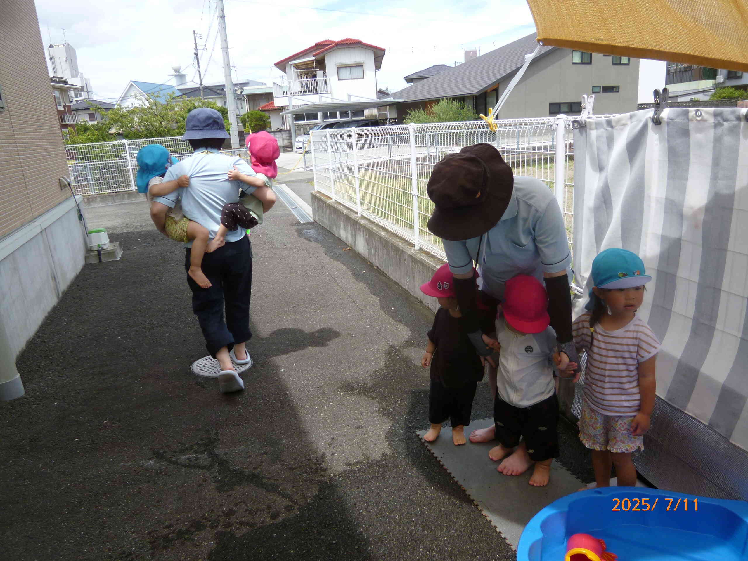 先生が初期消火を始める準備をすると同時に子どもたちはいち早く火元から離れた安全な場所へ避難します！