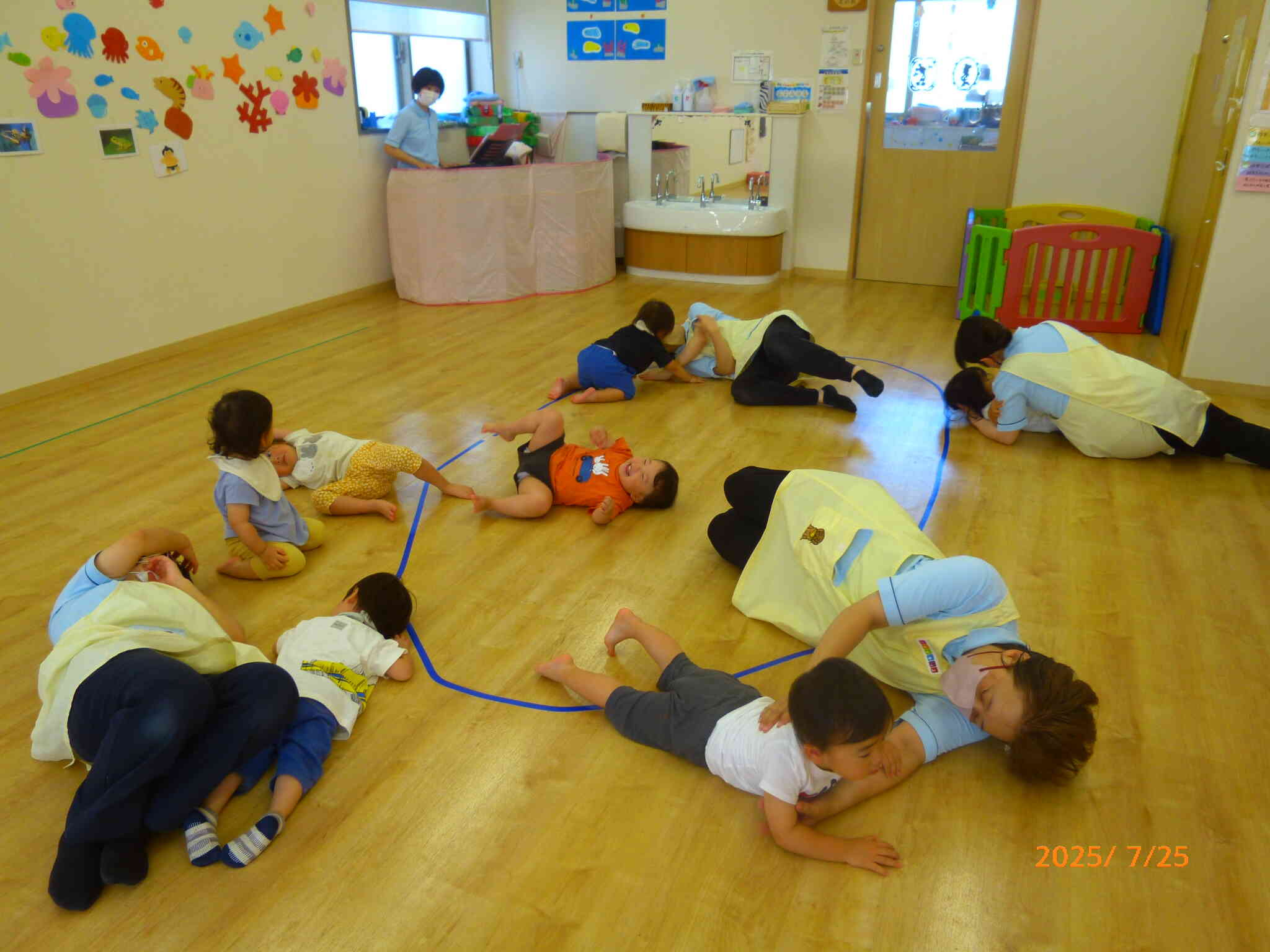 おやすみなさ～いのピアノの音が聴こえると「ねんね～」と言いながらゴロ～ンをする子どもたち。よーく聴いていますね☆