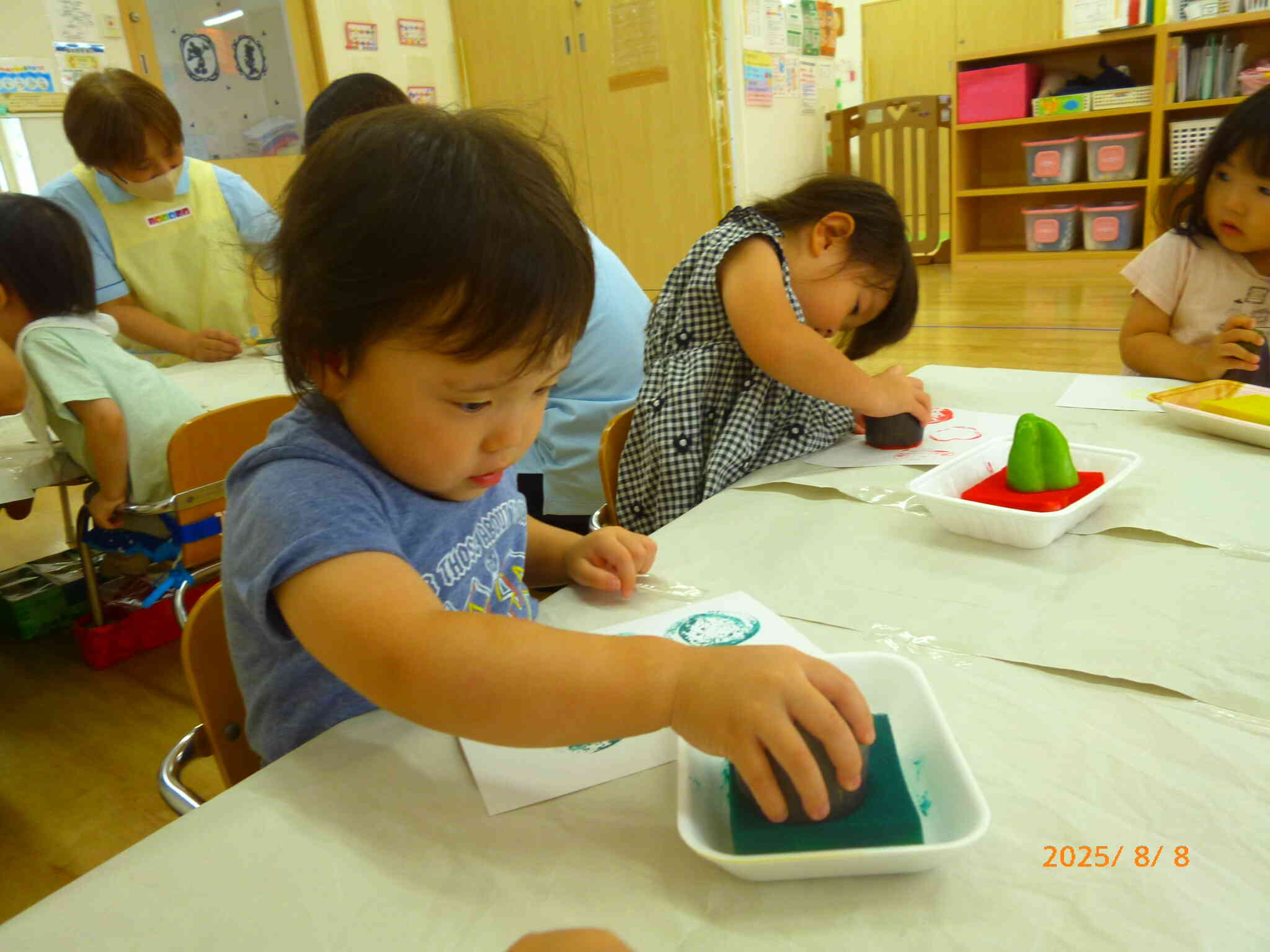 2歳児うさぎ組のお友だち♡真剣なお顔でぎゅ～、ポン！カラフルな模様が出来上がるたびに笑顔で楽しいことを知らせてくれました♫