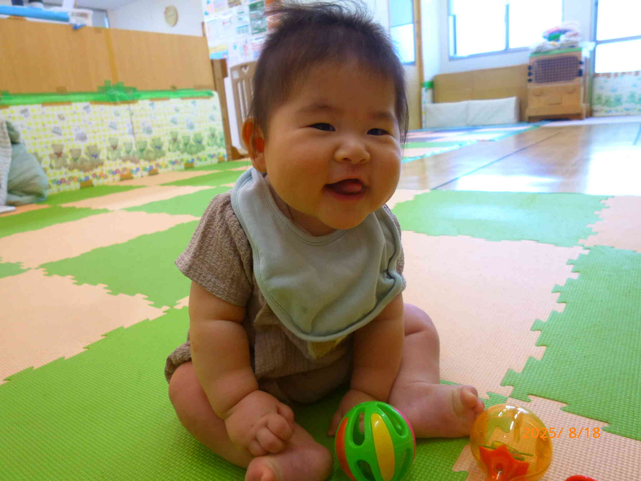 カランカラン♪ジャラジャラ♪って音がなるおもちゃを先生が鳴らすと…この笑顔‼可愛い笑顔に目じりがさがる先生です。