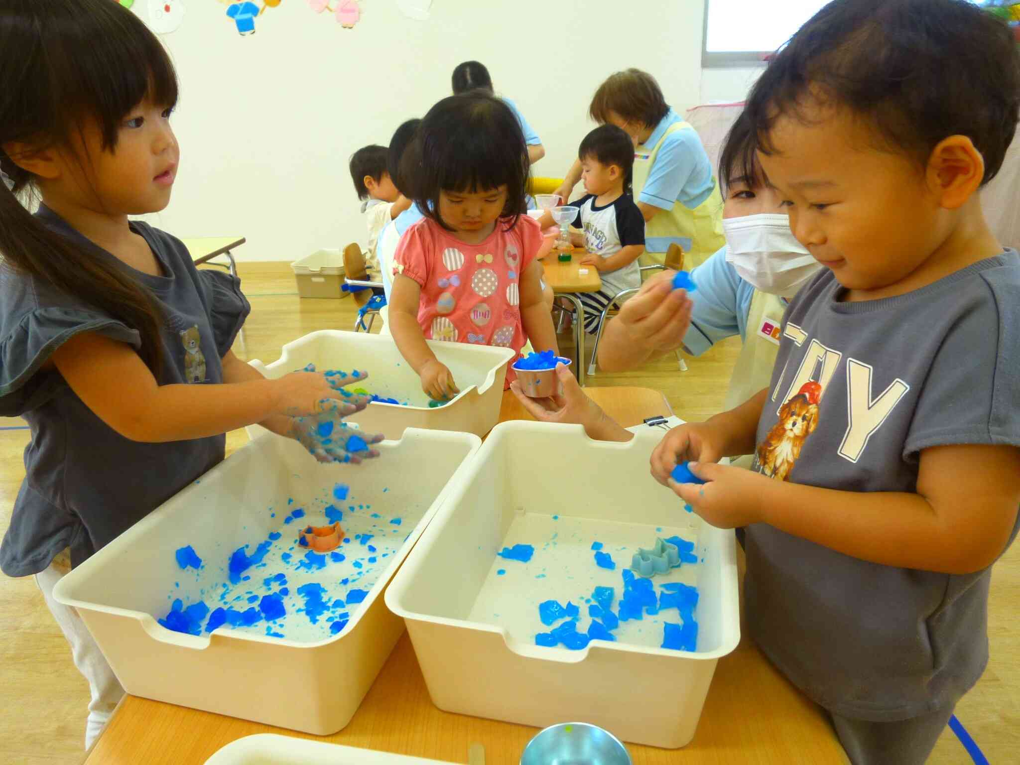 寒天遊びでは潰したり、握ったりして感触を楽しみました。2歳児うさぎ組さんは型抜きにも挑戦！ツルツル滑って難しかったけど、キャンディーや動物の型がぬけると「できた！」と歓声をあげていました☆
