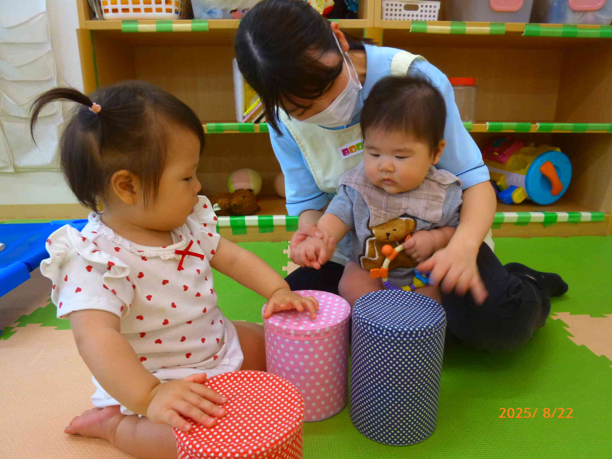 先生のお歌に合わせて太鼓を叩きます♪トントントン♪いい音が鳴るね。おもしろいね♡