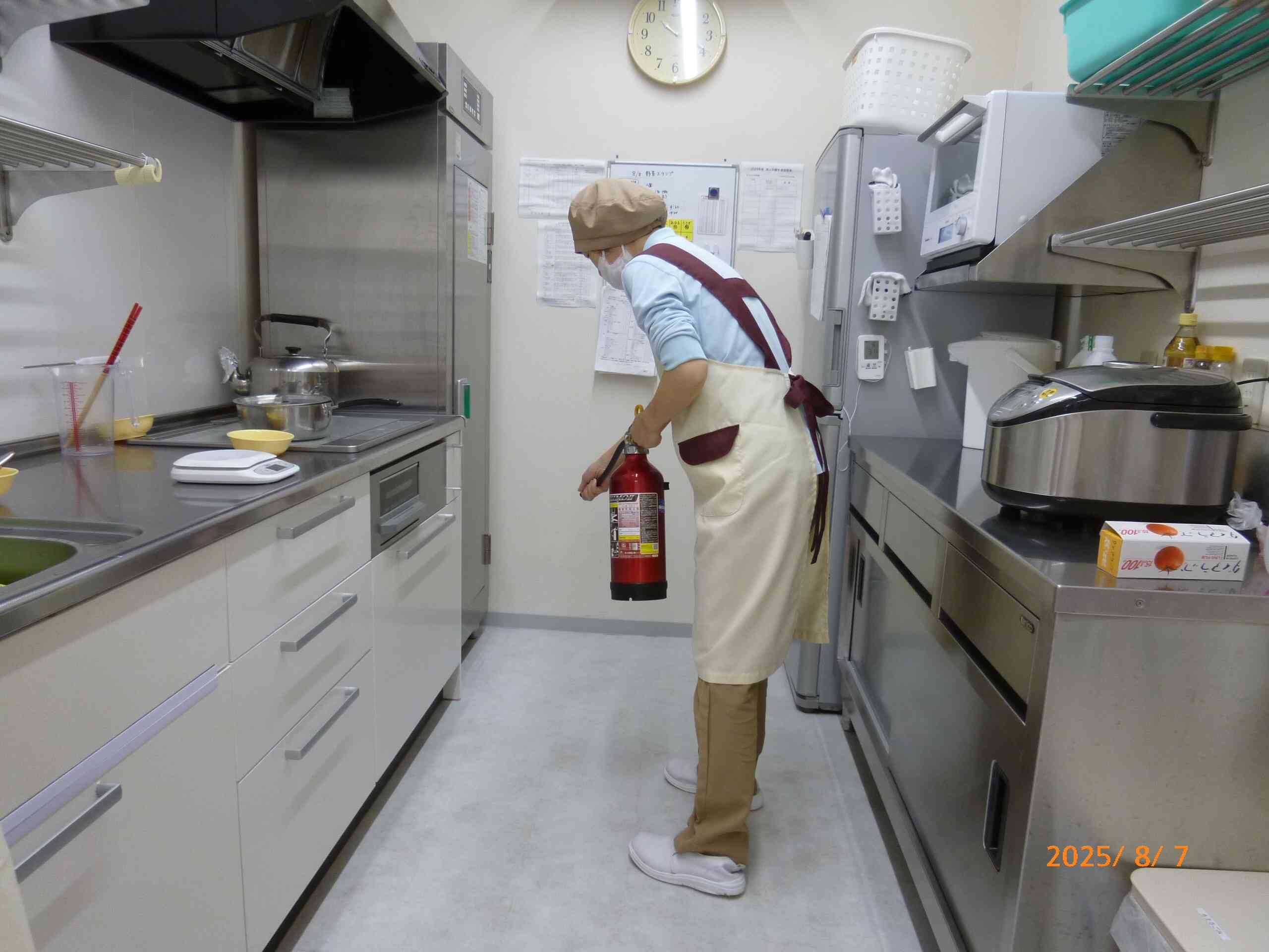 給食の先生は初期消火（訓練）を行います！