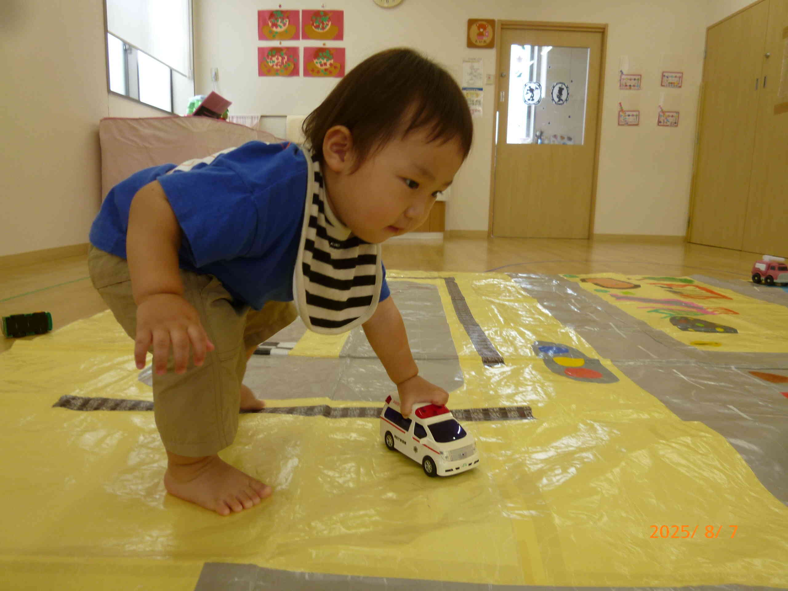 ピ～ポ～ピ～ポ～！とサイレンを鳴らしながら田宮タウンを走る救急車。「こっちにきてくださ～い！」と今日も救急車は大忙しです。