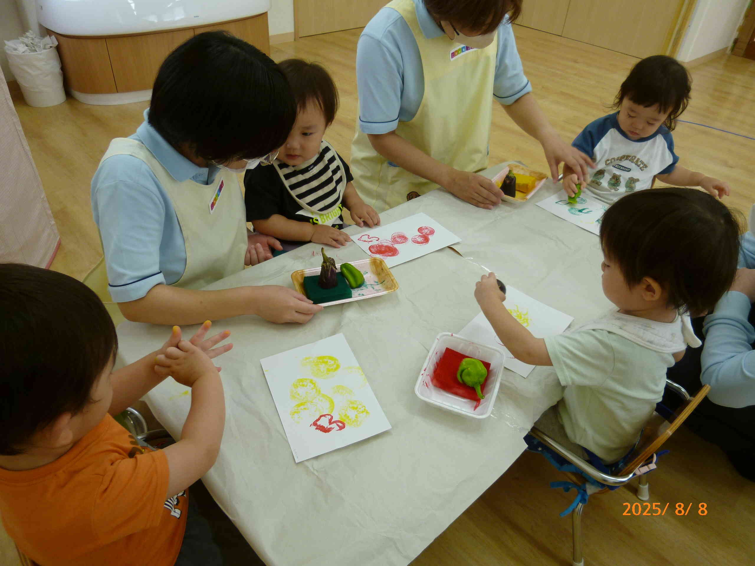 1歳児あひる組のお友だちは先生と一緒にぎゅ～、ポン！画用紙も、おててもカラフルな色になったね☆