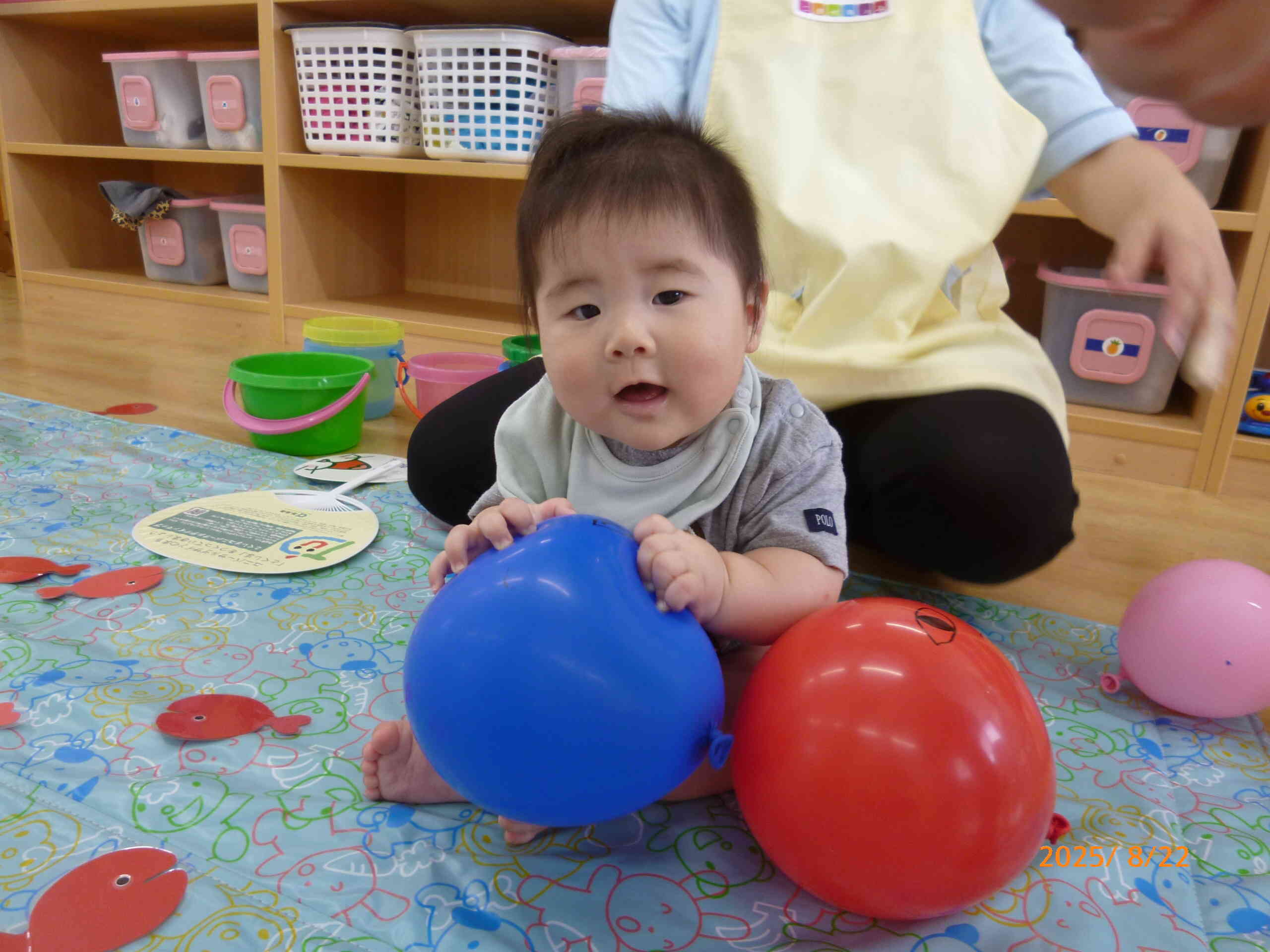 お兄ちゃんやお姉ちゃんがおばけ風船を小さなお友だちにど～ぞって持って来てくれました。ニギニギして感触を楽しんでいました♡