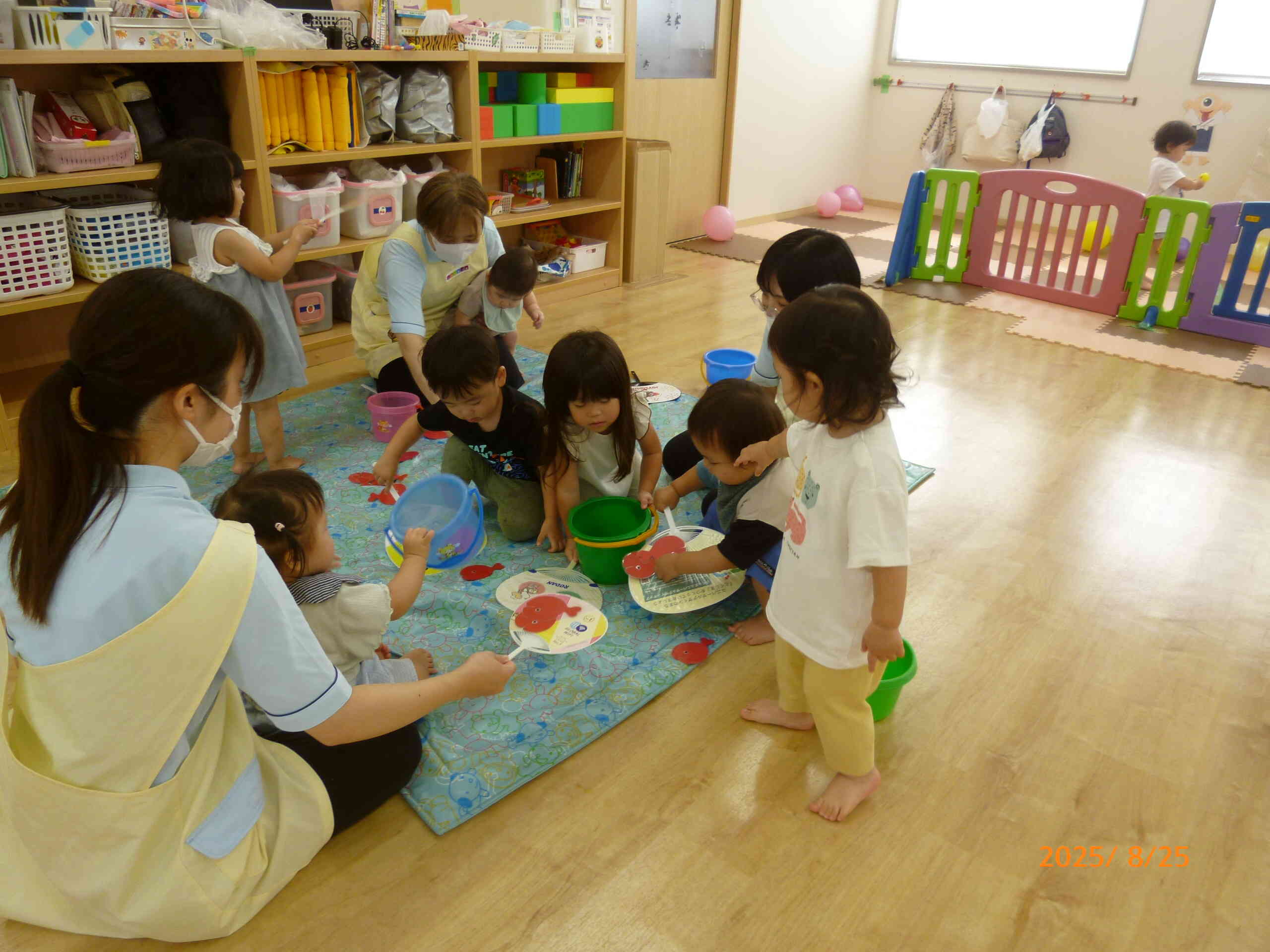 きんぎょすくいが大賑わいです♪いつしかきんぎょすくい大会になっていました♪