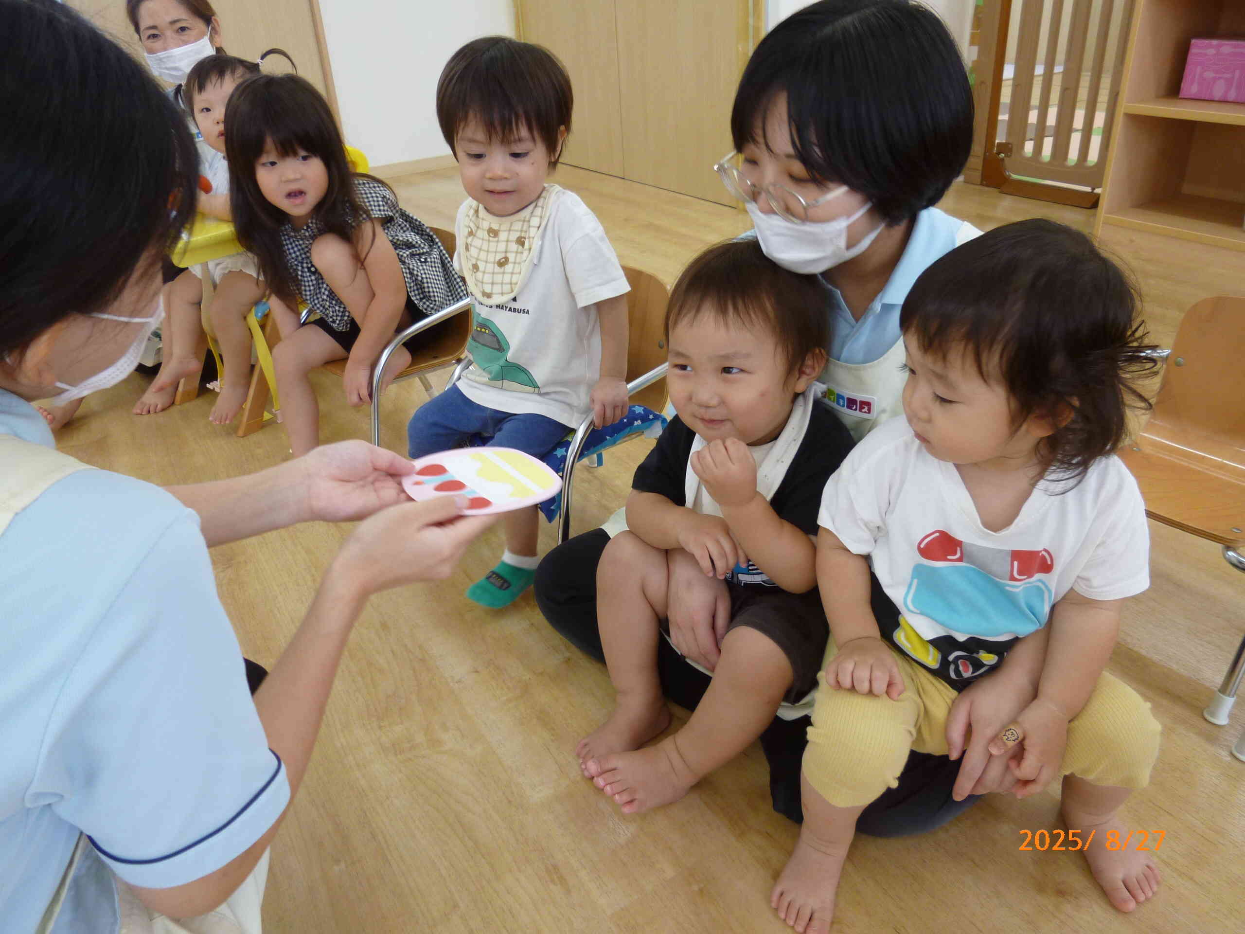 動物さんたちが運んでくれたケーキをみんなにもおすそ分け♡どのお友だちも食べたらにっこり笑顔が返ってきました♡