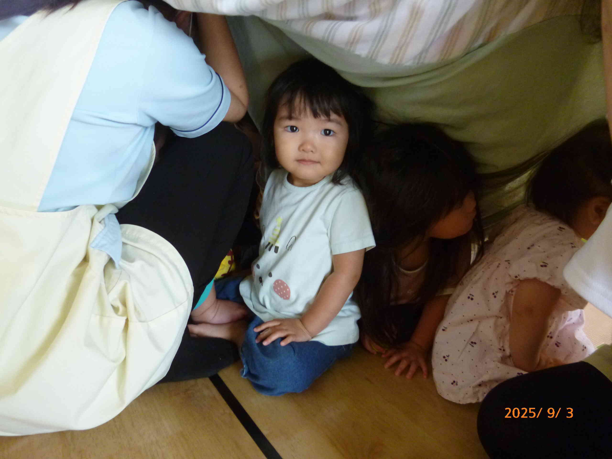 先生の誘導でちゃんと安全な場所に避難することができたお友だち。もう少しこのまま待っててね。